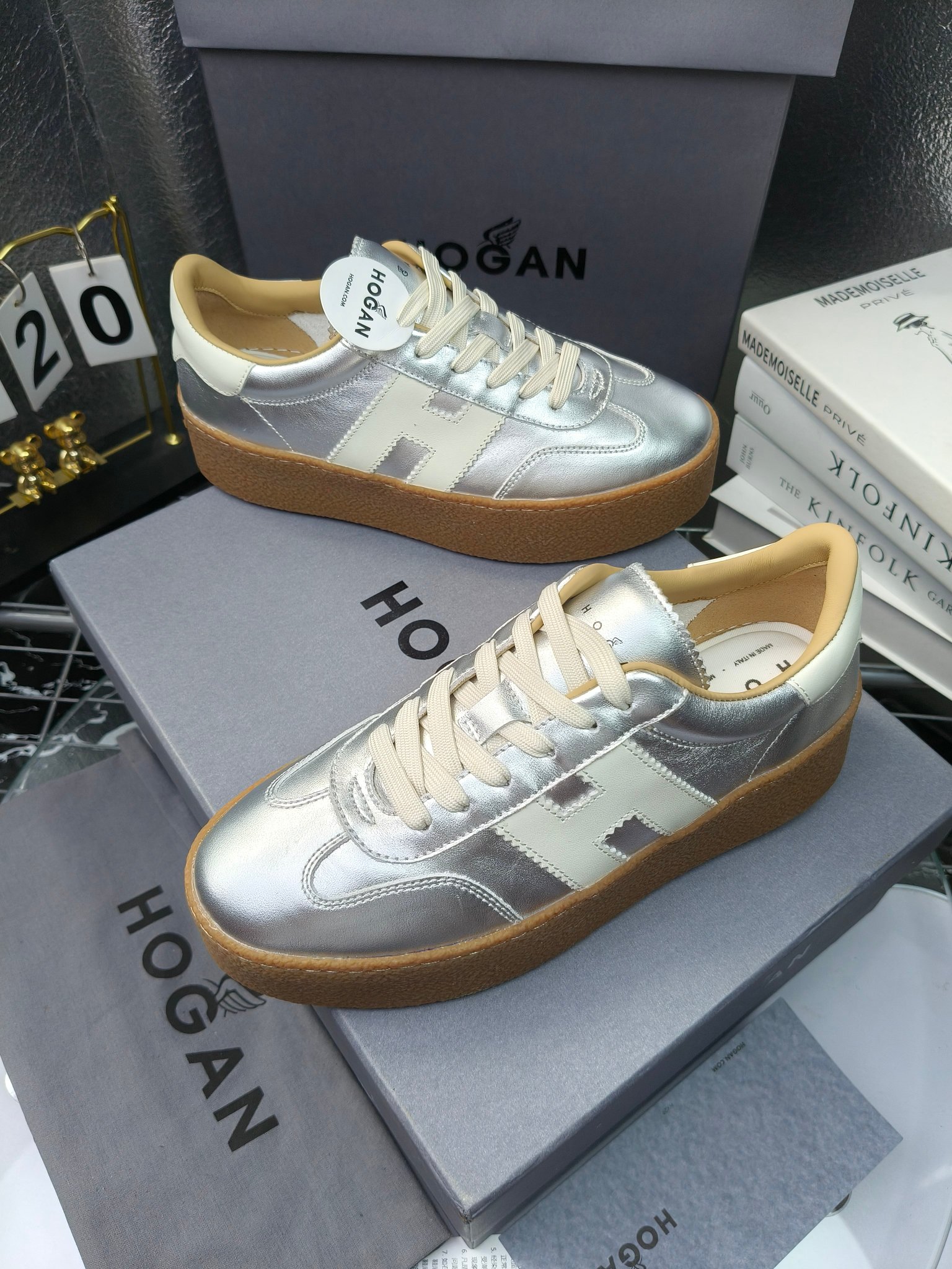 Hogan霍根 最新Platform系列H698 厚底 休闲 运动鞋 德训鞋
出厂280
原版购入开发 做货 这款Platform系列运动休闲鞋，线条勾绘，重构风格，释出飒爽步伐。巧妙糅合复古元素和都市时尚，鞋型简约利落又不失鲜明新意自我
配送精美包装🛍📦
▪️面料: 料采用金属牛皮，哑光细腻混种羊
▪️内里: 丝绸羊皮内里，透气毛巾布里，吸汗柔软。
▪️大底: 原版开模防滑橡胶大底
▪️底厚: 4.5CM（含半插内增高5.8）
▪️Size: 女款35-40