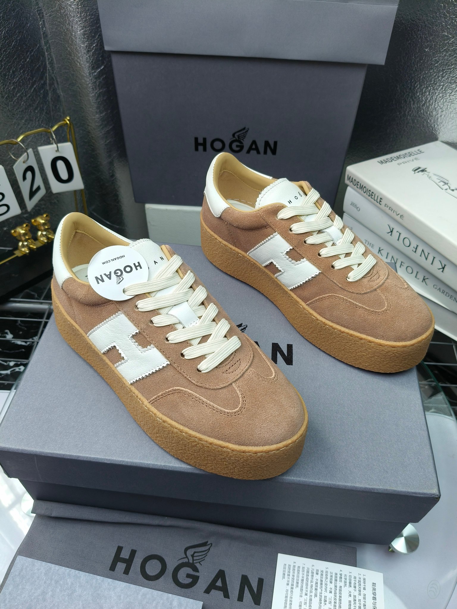 Hogan霍根 最新Platform系列H698 厚底 休闲 运动鞋 德训鞋
出厂280
原版购入开发 做货 这款Platform系列运动休闲鞋，线条勾绘，重构风格，释出飒爽步伐。巧妙糅合复古元素和都市时尚，鞋型简约利落又不失鲜明新意自我
配送精美包装🛍📦
▪️面料: 料采用金属牛皮，哑光细腻混种羊
▪️内里: 丝绸羊皮内里，透气毛巾布里，吸汗柔软。
▪️大底: 原版开模防滑橡胶大底
▪️底厚: 4.5CM（含半插内增高5.8）
▪️Size: 女款35-40
