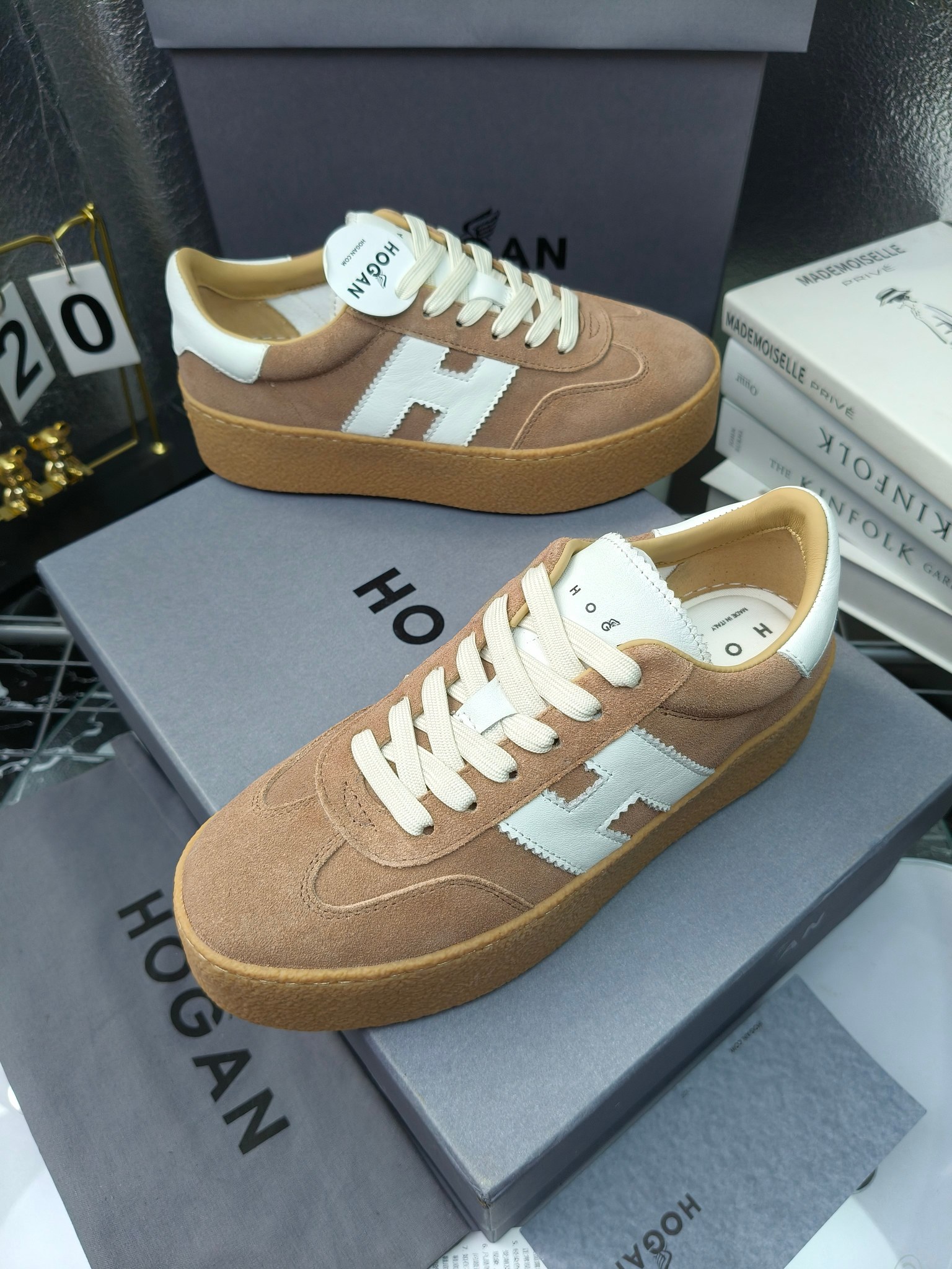 Hogan霍根 最新Platform系列H698 厚底 休闲 运动鞋 德训鞋
出厂280
原版购入开发 做货 这款Platform系列运动休闲鞋，线条勾绘，重构风格，释出飒爽步伐。巧妙糅合复古元素和都市时尚，鞋型简约利落又不失鲜明新意自我
配送精美包装🛍📦
▪️面料: 料采用金属牛皮，哑光细腻混种羊
▪️内里: 丝绸羊皮内里，透气毛巾布里，吸汗柔软。
▪️大底: 原版开模防滑橡胶大底
▪️底厚: 4.5CM（含半插内增高5.8）
▪️Size: 女款35-40