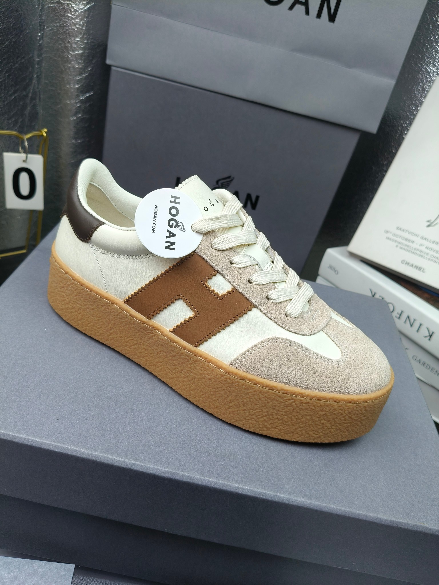 Hogan霍根 最新Platform系列H698 厚底 休闲 运动鞋 德训鞋
出厂280
原版购入开发 做货 这款Platform系列运动休闲鞋，线条勾绘，重构风格，释出飒爽步伐。巧妙糅合复古元素和都市时尚，鞋型简约利落又不失鲜明新意自我
配送精美包装🛍📦
▪️面料: 料采用金属牛皮，哑光细腻混种羊
▪️内里: 丝绸羊皮内里，透气毛巾布里，吸汗柔软。
▪️大底: 原版开模防滑橡胶大底
▪️底厚: 4.5CM（含半插内增高5.8）
▪️Size: 女款35-40