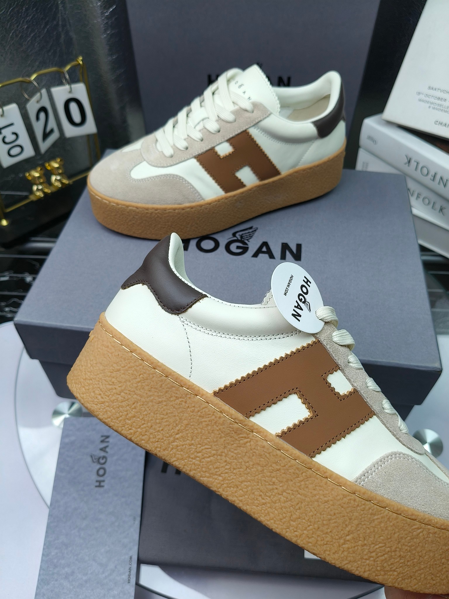 Hogan霍根 最新Platform系列H698 厚底 休闲 运动鞋 德训鞋
出厂280
原版购入开发 做货 这款Platform系列运动休闲鞋，线条勾绘，重构风格，释出飒爽步伐。巧妙糅合复古元素和都市时尚，鞋型简约利落又不失鲜明新意自我
配送精美包装🛍📦
▪️面料: 料采用金属牛皮，哑光细腻混种羊
▪️内里: 丝绸羊皮内里，透气毛巾布里，吸汗柔软。
▪️大底: 原版开模防滑橡胶大底
▪️底厚: 4.5CM（含半插内增高5.8）
▪️Size: 女款35-40