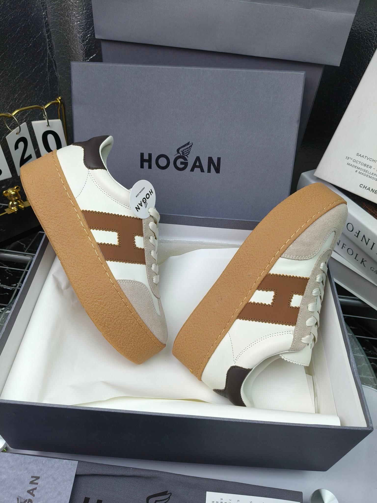 Hogan霍根 最新Platform系列H698 厚底 休闲 运动鞋 德训鞋
出厂280
原版购入开发 做货 这款Platform系列运动休闲鞋，线条勾绘，重构风格，释出飒爽步伐。巧妙糅合复古元素和都市时尚，鞋型简约利落又不失鲜明新意自我
配送精美包装🛍📦
▪️面料: 料采用金属牛皮，哑光细腻混种羊
▪️内里: 丝绸羊皮内里，透气毛巾布里，吸汗柔软。
▪️大底: 原版开模防滑橡胶大底
▪️底厚: 4.5CM（含半插内增高5.8）
▪️Size: 女款35-40