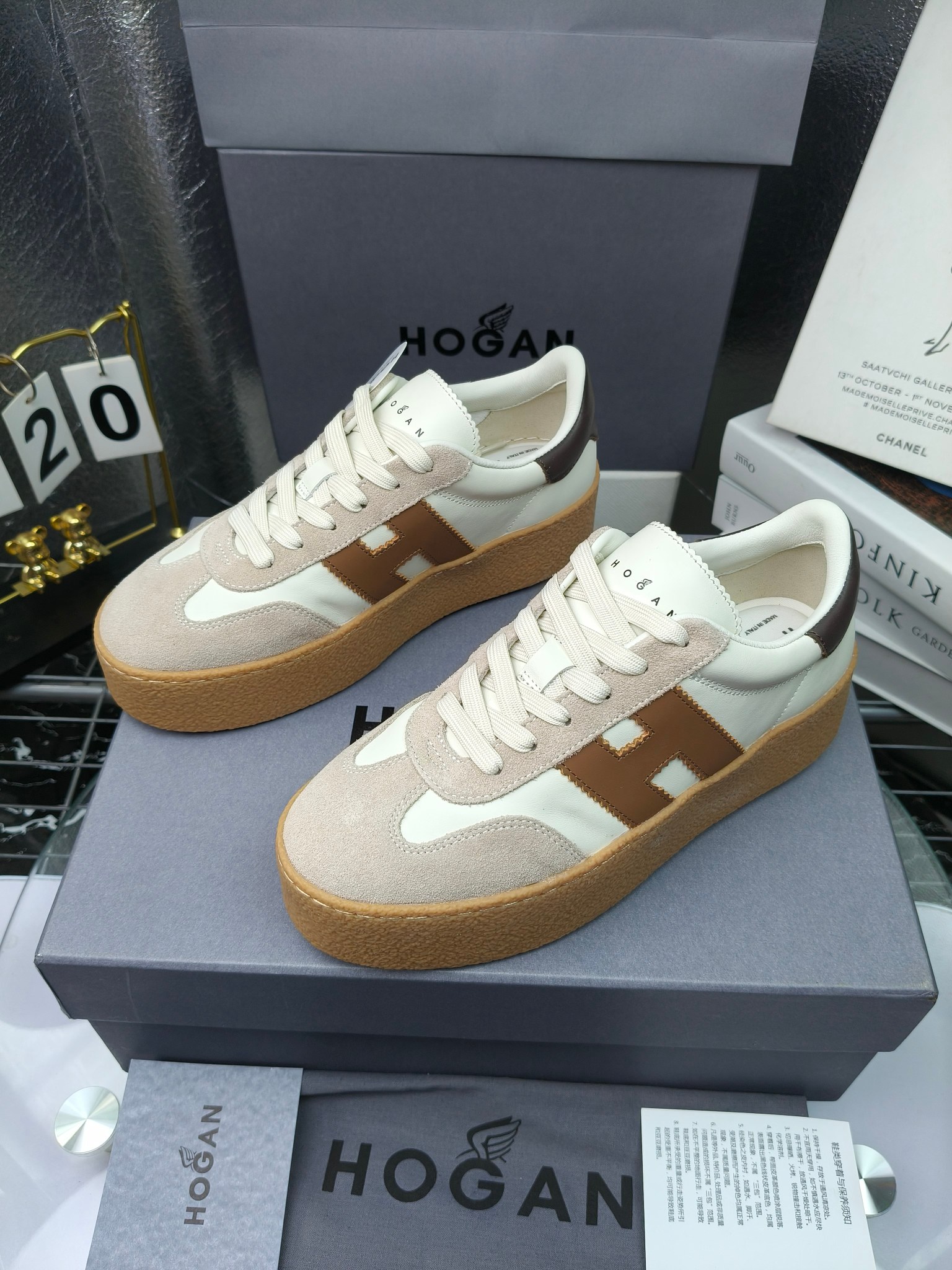 Hogan霍根 最新Platform系列H698 厚底 休闲 运动鞋 德训鞋
出厂280
原版购入开发 做货 这款Platform系列运动休闲鞋，线条勾绘，重构风格，释出飒爽步伐。巧妙糅合复古元素和都市时尚，鞋型简约利落又不失鲜明新意自我
配送精美包装🛍📦
▪️面料: 料采用金属牛皮，哑光细腻混种羊
▪️内里: 丝绸羊皮内里，透气毛巾布里，吸汗柔软。
▪️大底: 原版开模防滑橡胶大底
▪️底厚: 4.5CM（含半插内增高5.8）
▪️Size: 女款35-40