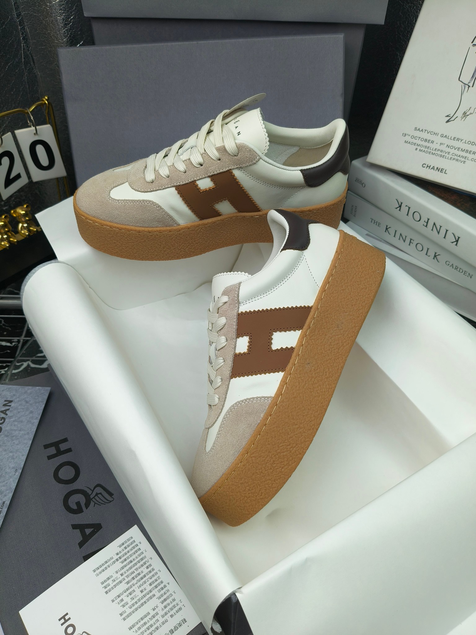 Hogan霍根 最新Platform系列H698 厚底 休闲 运动鞋 德训鞋
出厂280
原版购入开发 做货 这款Platform系列运动休闲鞋，线条勾绘，重构风格，释出飒爽步伐。巧妙糅合复古元素和都市时尚，鞋型简约利落又不失鲜明新意自我
配送精美包装🛍📦
▪️面料: 料采用金属牛皮，哑光细腻混种羊
▪️内里: 丝绸羊皮内里，透气毛巾布里，吸汗柔软。
▪️大底: 原版开模防滑橡胶大底
▪️底厚: 4.5CM（含半插内增高5.8）
▪️Size: 女款35-40