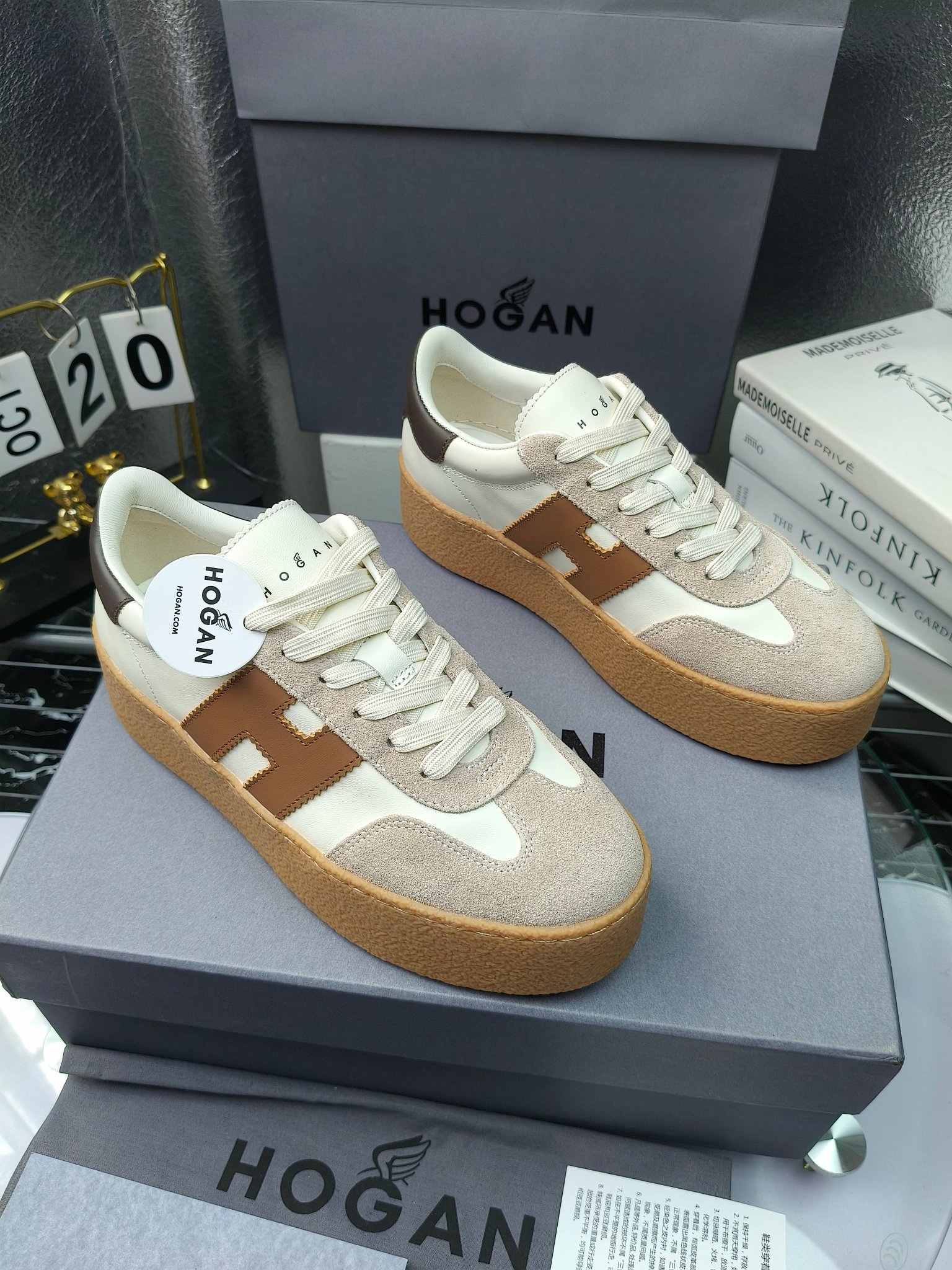 Hogan霍根 最新Platform系列H698 厚底 休闲 运动鞋 德训鞋
出厂280
原版购入开发 做货 这款Platform系列运动休闲鞋，线条勾绘，重构风格，释出飒爽步伐。巧妙糅合复古元素和都市时尚，鞋型简约利落又不失鲜明新意自我
配送精美包装🛍📦
▪️面料: 料采用金属牛皮，哑光细腻混种羊
▪️内里: 丝绸羊皮内里，透气毛巾布里，吸汗柔软。
▪️大底: 原版开模防滑橡胶大底
▪️底厚: 4.5CM（含半插内增高5.8）
▪️Size: 女款35-40