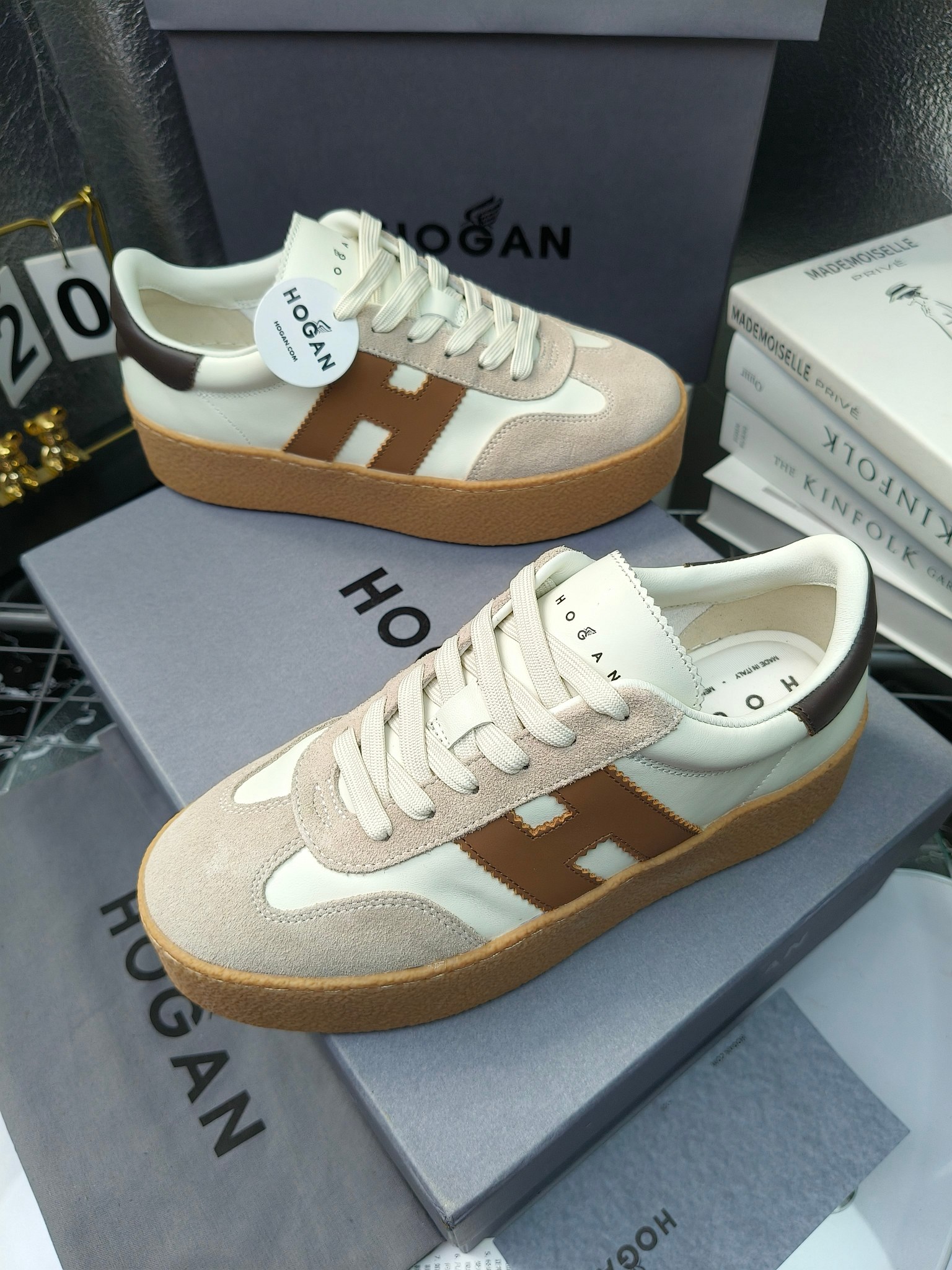 Hogan霍根 最新Platform系列H698 厚底 休闲 运动鞋 德训鞋
出厂280
原版购入开发 做货 这款Platform系列运动休闲鞋，线条勾绘，重构风格，释出飒爽步伐。巧妙糅合复古元素和都市时尚，鞋型简约利落又不失鲜明新意自我
配送精美包装🛍📦
▪️面料: 料采用金属牛皮，哑光细腻混种羊
▪️内里: 丝绸羊皮内里，透气毛巾布里，吸汗柔软。
▪️大底: 原版开模防滑橡胶大底
▪️底厚: 4.5CM（含半插内增高5.8）
▪️Size: 女款35-40