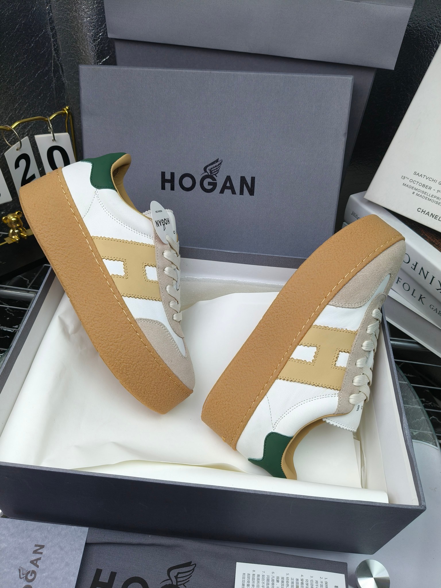 Hogan霍根 最新Platform系列H698 厚底 休闲 运动鞋 德训鞋
出厂280
原版购入开发 做货 这款Platform系列运动休闲鞋，线条勾绘，重构风格，释出飒爽步伐。巧妙糅合复古元素和都市时尚，鞋型简约利落又不失鲜明新意自我
配送精美包装🛍📦
▪️面料: 料采用金属牛皮，哑光细腻混种羊
▪️内里: 丝绸羊皮内里，透气毛巾布里，吸汗柔软。
▪️大底: 原版开模防滑橡胶大底
▪️底厚: 4.5CM（含半插内增高5.8）
▪️Size: 女款35-40