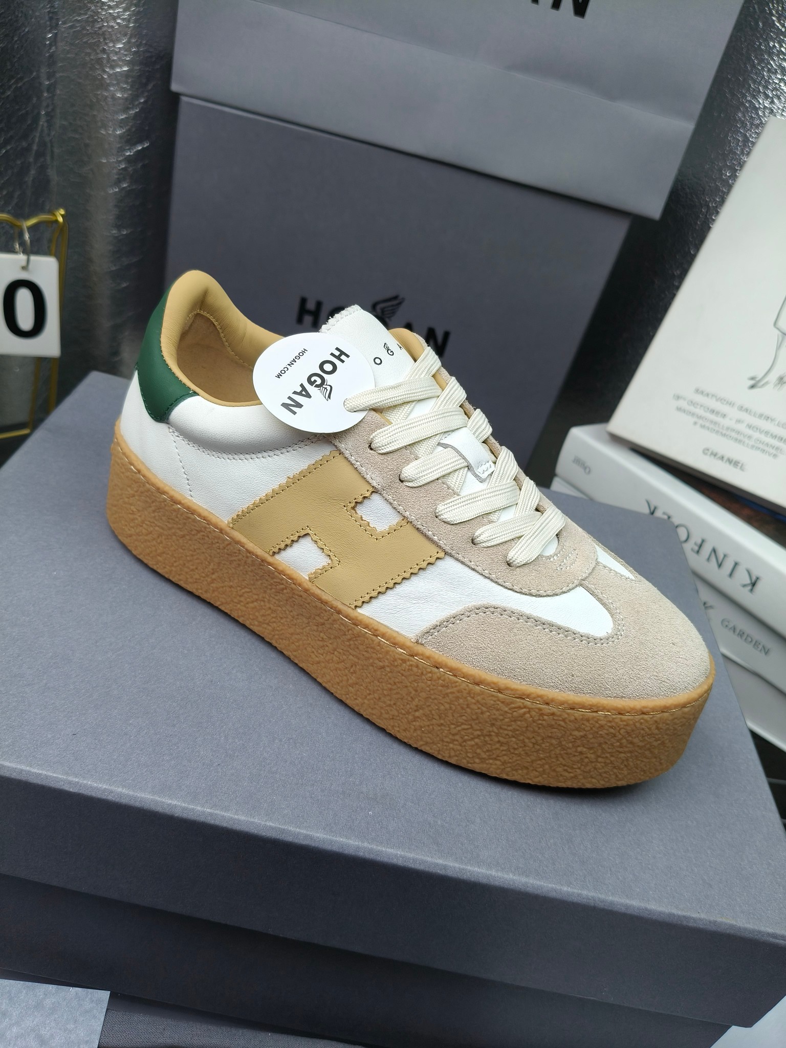 Hogan霍根 最新Platform系列H698 厚底 休闲 运动鞋 德训鞋
出厂280
原版购入开发 做货 这款Platform系列运动休闲鞋，线条勾绘，重构风格，释出飒爽步伐。巧妙糅合复古元素和都市时尚，鞋型简约利落又不失鲜明新意自我
配送精美包装🛍📦
▪️面料: 料采用金属牛皮，哑光细腻混种羊
▪️内里: 丝绸羊皮内里，透气毛巾布里，吸汗柔软。
▪️大底: 原版开模防滑橡胶大底
▪️底厚: 4.5CM（含半插内增高5.8）
▪️Size: 女款35-40