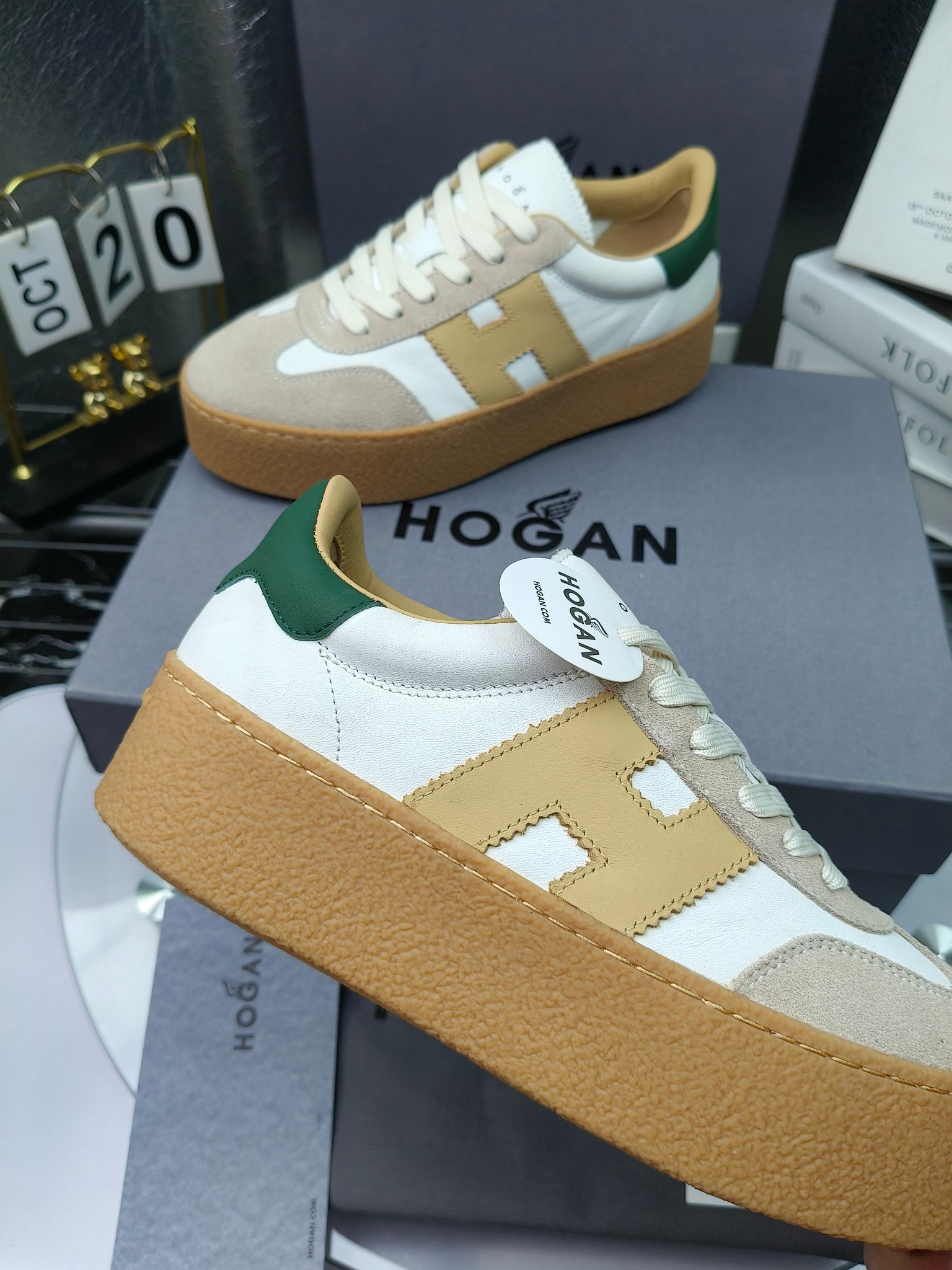 Hogan霍根 最新Platform系列H698 厚底 休闲 运动鞋 德训鞋
出厂280
原版购入开发 做货 这款Platform系列运动休闲鞋，线条勾绘，重构风格，释出飒爽步伐。巧妙糅合复古元素和都市时尚，鞋型简约利落又不失鲜明新意自我
配送精美包装🛍📦
▪️面料: 料采用金属牛皮，哑光细腻混种羊
▪️内里: 丝绸羊皮内里，透气毛巾布里，吸汗柔软。
▪️大底: 原版开模防滑橡胶大底
▪️底厚: 4.5CM（含半插内增高5.8）
▪️Size: 女款35-40