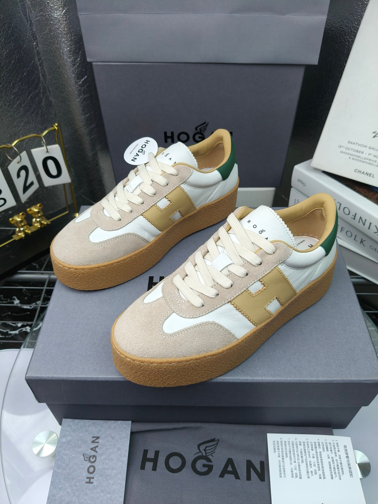 Hogan霍根 最新Platform系列H698 厚底 休闲 运动鞋 德训鞋
出厂280
原版购入开发 做货 这款Platform系列运动休闲鞋，线条勾绘，重构风格，释出飒爽步伐。巧妙糅合复古元素和都市时尚，鞋型简约利落又不失鲜明新意自我
配送精美包装🛍📦
▪️面料: 料采用金属牛皮，哑光细腻混种羊
▪️内里: 丝绸羊皮内里，透气毛巾布里，吸汗柔软。
▪️大底: 原版开模防滑橡胶大底
▪️底厚: 4.5CM（含半插内增高5.8）
▪️Size: 女款35-40