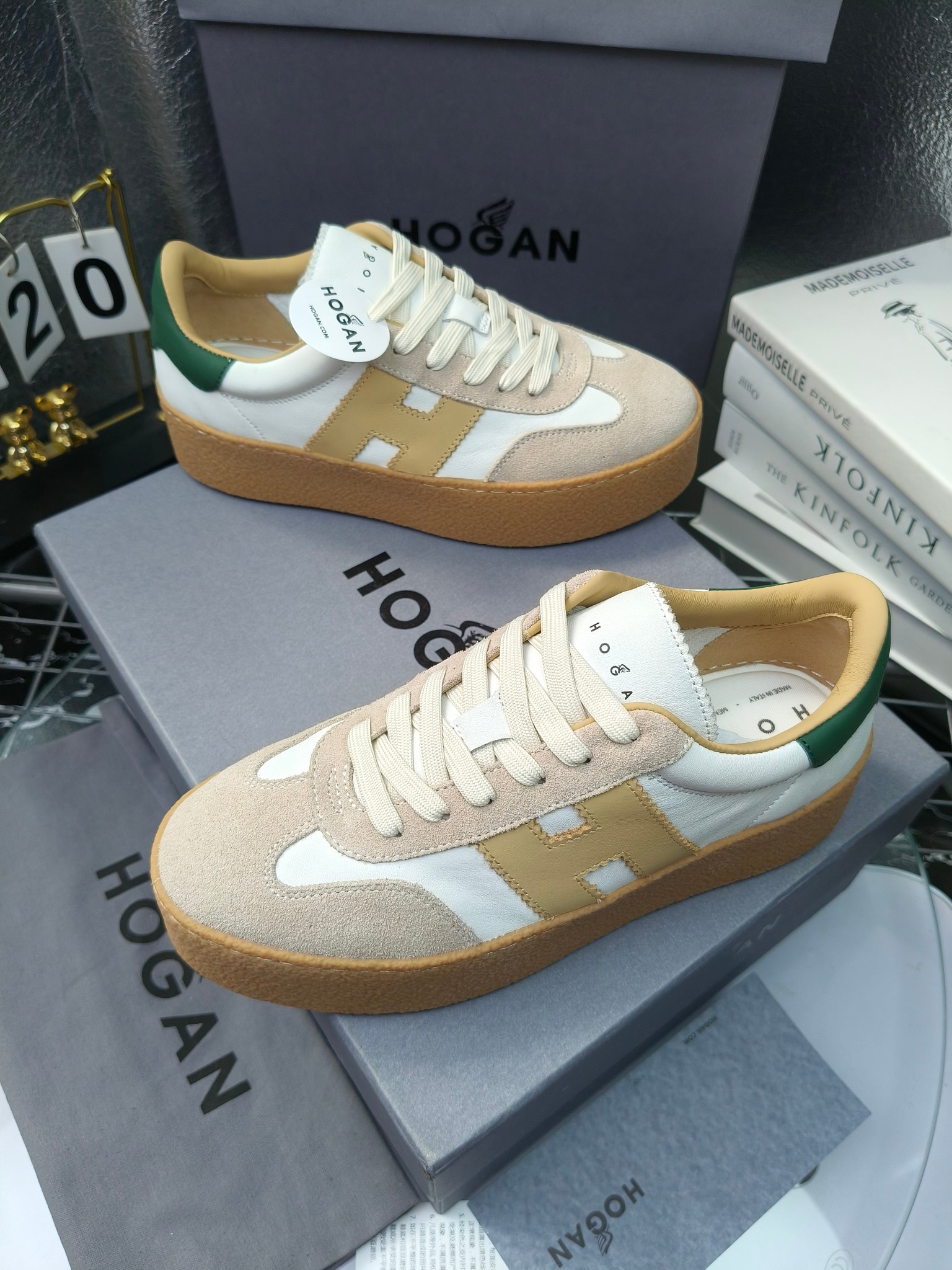 Hogan霍根 最新Platform系列H698 厚底 休闲 运动鞋 德训鞋
出厂280
原版购入开发 做货 这款Platform系列运动休闲鞋，线条勾绘，重构风格，释出飒爽步伐。巧妙糅合复古元素和都市时尚，鞋型简约利落又不失鲜明新意自我
配送精美包装🛍📦
▪️面料: 料采用金属牛皮，哑光细腻混种羊
▪️内里: 丝绸羊皮内里，透气毛巾布里，吸汗柔软。
▪️大底: 原版开模防滑橡胶大底
▪️底厚: 4.5CM（含半插内增高5.8）
▪️Size: 女款35-40