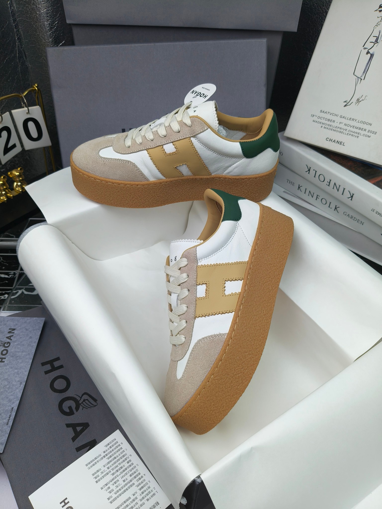 Hogan霍根 最新Platform系列H698 厚底 休闲 运动鞋 德训鞋
出厂280
原版购入开发 做货 这款Platform系列运动休闲鞋，线条勾绘，重构风格，释出飒爽步伐。巧妙糅合复古元素和都市时尚，鞋型简约利落又不失鲜明新意自我
配送精美包装🛍📦
▪️面料: 料采用金属牛皮，哑光细腻混种羊
▪️内里: 丝绸羊皮内里，透气毛巾布里，吸汗柔软。
▪️大底: 原版开模防滑橡胶大底
▪️底厚: 4.5CM（含半插内增高5.8）
▪️Size: 女款35-40