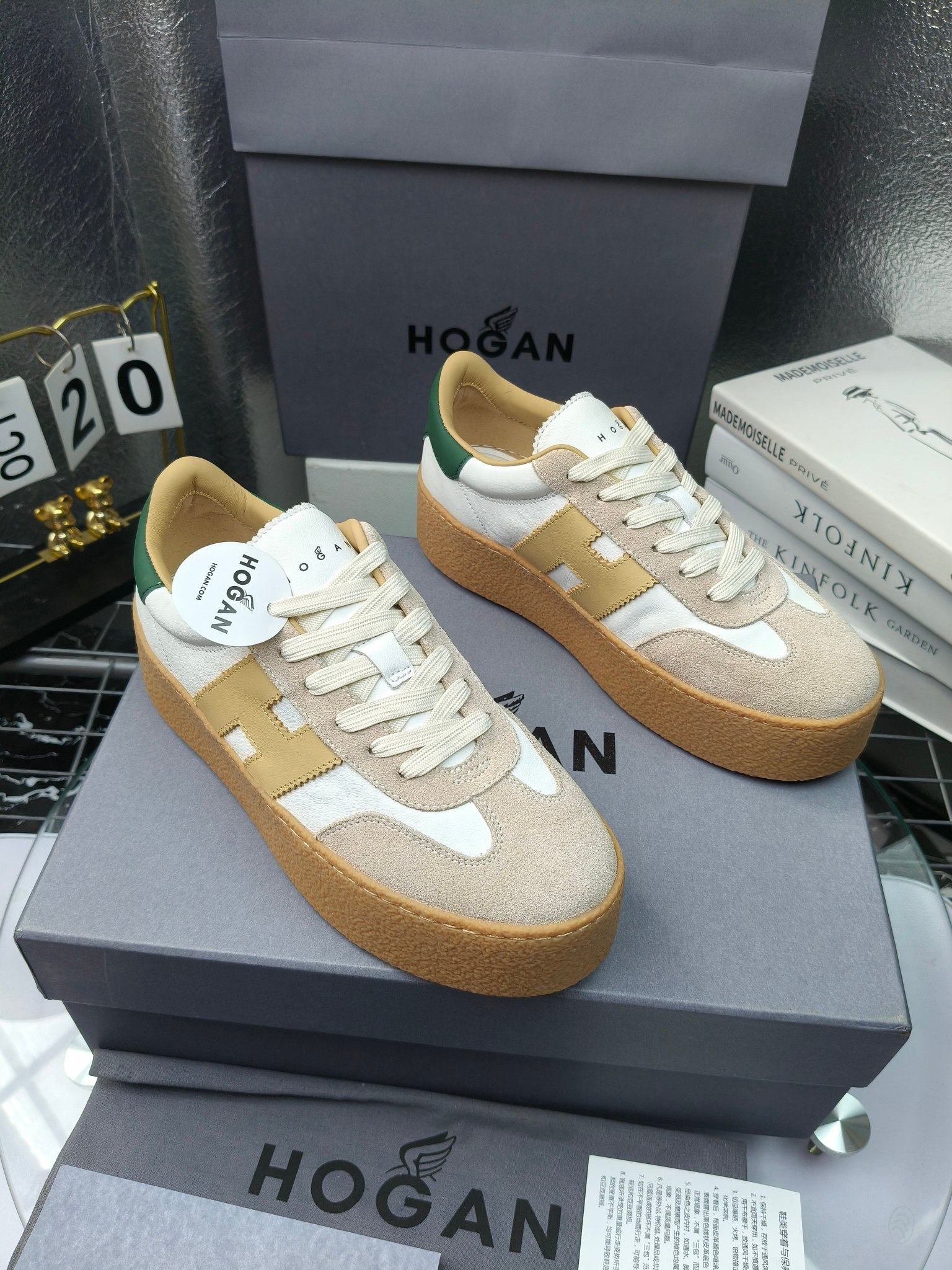 Hogan霍根 最新Platform系列H698 厚底 休闲 运动鞋 德训鞋
出厂280
原版购入开发 做货 这款Platform系列运动休闲鞋，线条勾绘，重构风格，释出飒爽步伐。巧妙糅合复古元素和都市时尚，鞋型简约利落又不失鲜明新意自我
配送精美包装🛍📦
▪️面料: 料采用金属牛皮，哑光细腻混种羊
▪️内里: 丝绸羊皮内里，透气毛巾布里，吸汗柔软。
▪️大底: 原版开模防滑橡胶大底
▪️底厚: 4.5CM（含半插内增高5.8）
▪️Size: 女款35-40