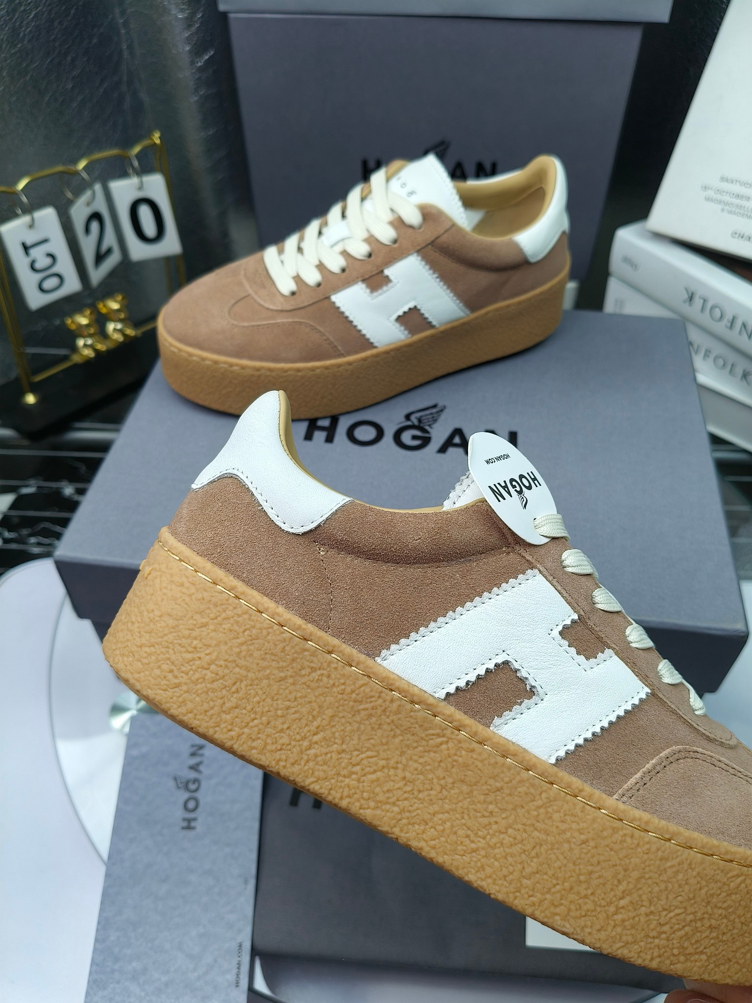 Hogan霍根 最新Platform系列H698 厚底 休闲 运动鞋 德训鞋
出厂280
原版购入开发 做货 这款Platform系列运动休闲鞋，线条勾绘，重构风格，释出飒爽步伐。巧妙糅合复古元素和都市时尚，鞋型简约利落又不失鲜明新意自我
配送精美包装🛍📦
▪️面料: 料采用金属牛皮，哑光细腻混种羊
▪️内里: 丝绸羊皮内里，透气毛巾布里，吸汗柔软。
▪️大底: 原版开模防滑橡胶大底
▪️底厚: 4.5CM（含半插内增高5.8）
▪️Size: 女款35-40