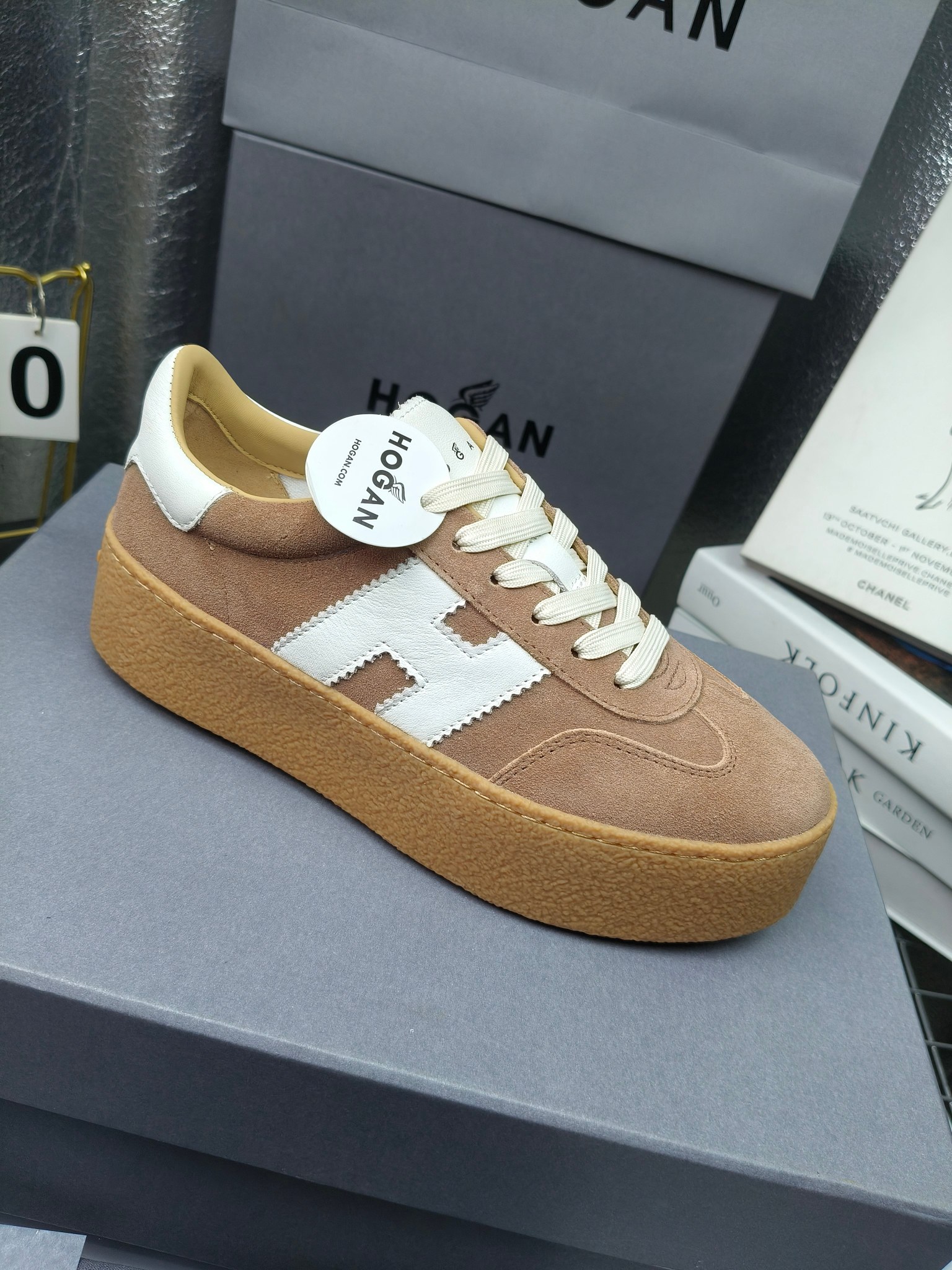 Hogan霍根 最新Platform系列H698 厚底 休闲 运动鞋 德训鞋
出厂280
原版购入开发 做货 这款Platform系列运动休闲鞋，线条勾绘，重构风格，释出飒爽步伐。巧妙糅合复古元素和都市时尚，鞋型简约利落又不失鲜明新意自我
配送精美包装🛍📦
▪️面料: 料采用金属牛皮，哑光细腻混种羊
▪️内里: 丝绸羊皮内里，透气毛巾布里，吸汗柔软。
▪️大底: 原版开模防滑橡胶大底
▪️底厚: 4.5CM（含半插内增高5.8）
▪️Size: 女款35-40