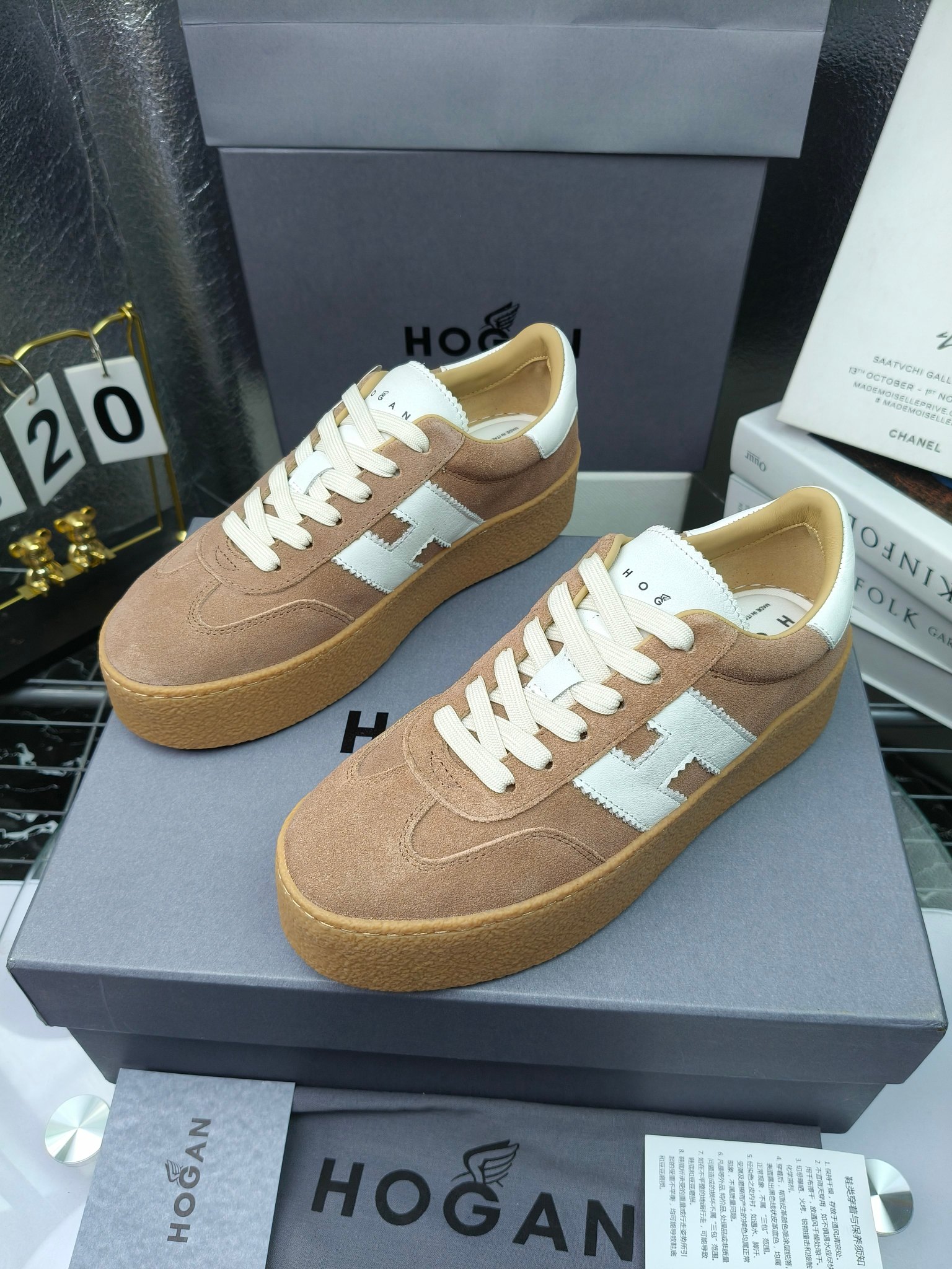 Hogan霍根 最新Platform系列H698 厚底 休闲 运动鞋 德训鞋
出厂280
原版购入开发 做货 这款Platform系列运动休闲鞋，线条勾绘，重构风格，释出飒爽步伐。巧妙糅合复古元素和都市时尚，鞋型简约利落又不失鲜明新意自我
配送精美包装🛍📦
▪️面料: 料采用金属牛皮，哑光细腻混种羊
▪️内里: 丝绸羊皮内里，透气毛巾布里，吸汗柔软。
▪️大底: 原版开模防滑橡胶大底
▪️底厚: 4.5CM（含半插内增高5.8）
▪️Size: 女款35-40