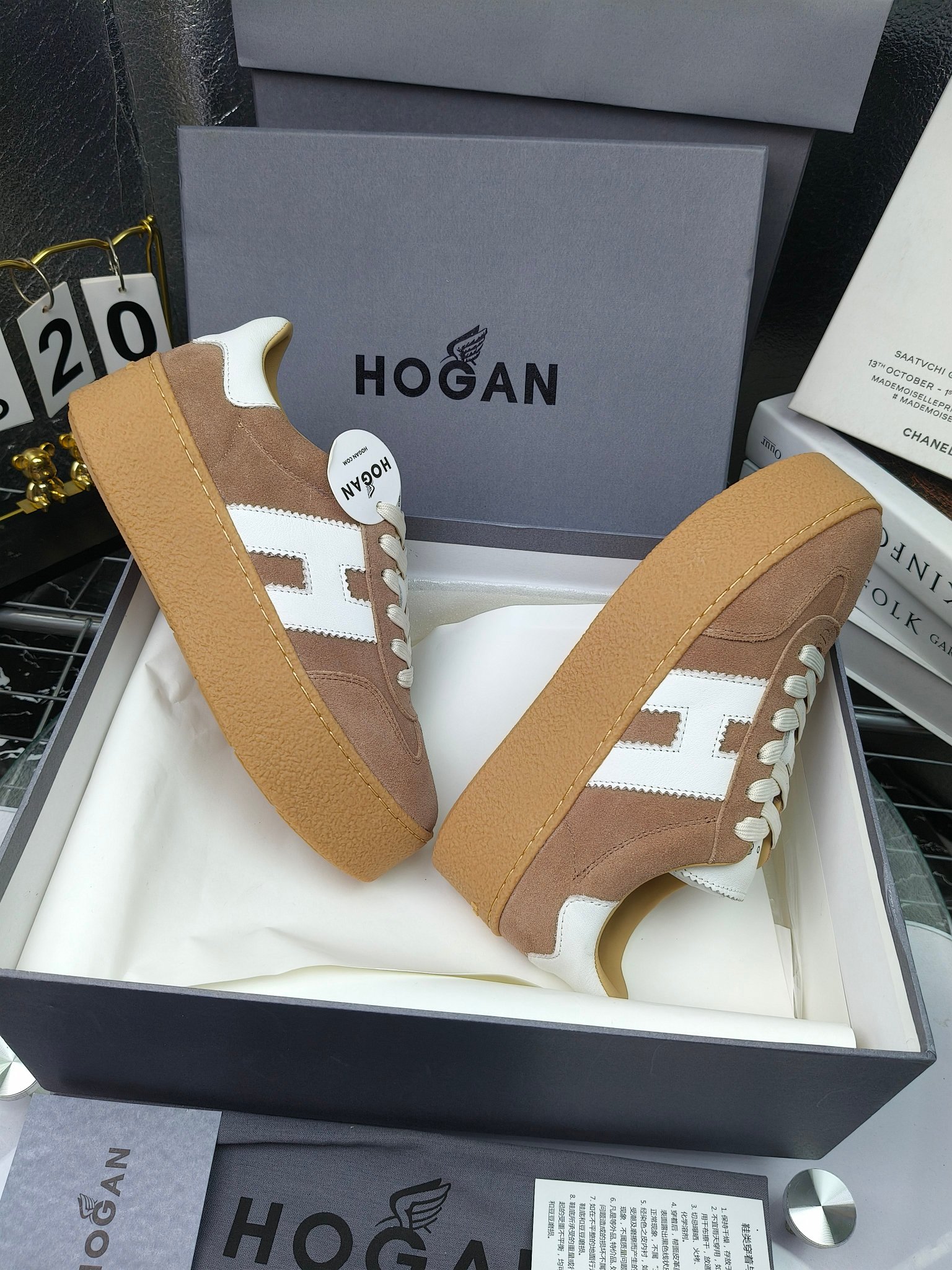 Hogan霍根 最新Platform系列H698 厚底 休闲 运动鞋 德训鞋
出厂280
原版购入开发 做货 这款Platform系列运动休闲鞋，线条勾绘，重构风格，释出飒爽步伐。巧妙糅合复古元素和都市时尚，鞋型简约利落又不失鲜明新意自我
配送精美包装🛍📦
▪️面料: 料采用金属牛皮，哑光细腻混种羊
▪️内里: 丝绸羊皮内里，透气毛巾布里，吸汗柔软。
▪️大底: 原版开模防滑橡胶大底
▪️底厚: 4.5CM（含半插内增高5.8）
▪️Size: 女款35-40