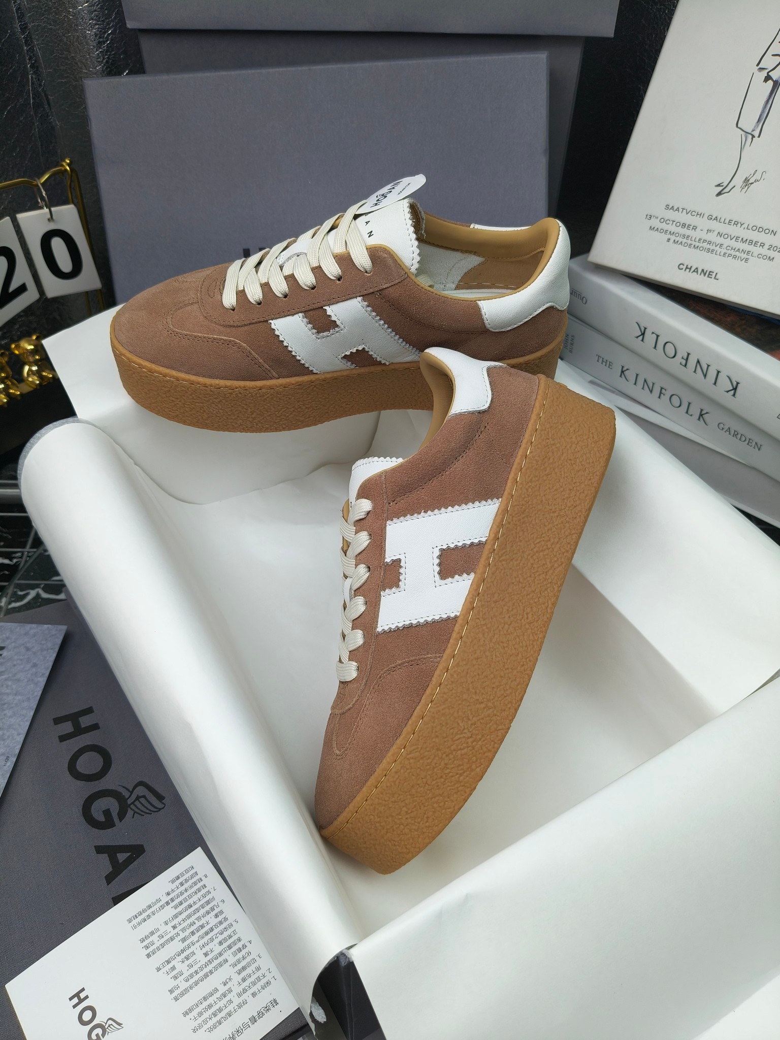 Hogan霍根 最新Platform系列H698 厚底 休闲 运动鞋 德训鞋
出厂280
原版购入开发 做货 这款Platform系列运动休闲鞋，线条勾绘，重构风格，释出飒爽步伐。巧妙糅合复古元素和都市时尚，鞋型简约利落又不失鲜明新意自我
配送精美包装🛍📦
▪️面料: 料采用金属牛皮，哑光细腻混种羊
▪️内里: 丝绸羊皮内里，透气毛巾布里，吸汗柔软。
▪️大底: 原版开模防滑橡胶大底
▪️底厚: 4.5CM（含半插内增高5.8）
▪️Size: 女款35-40