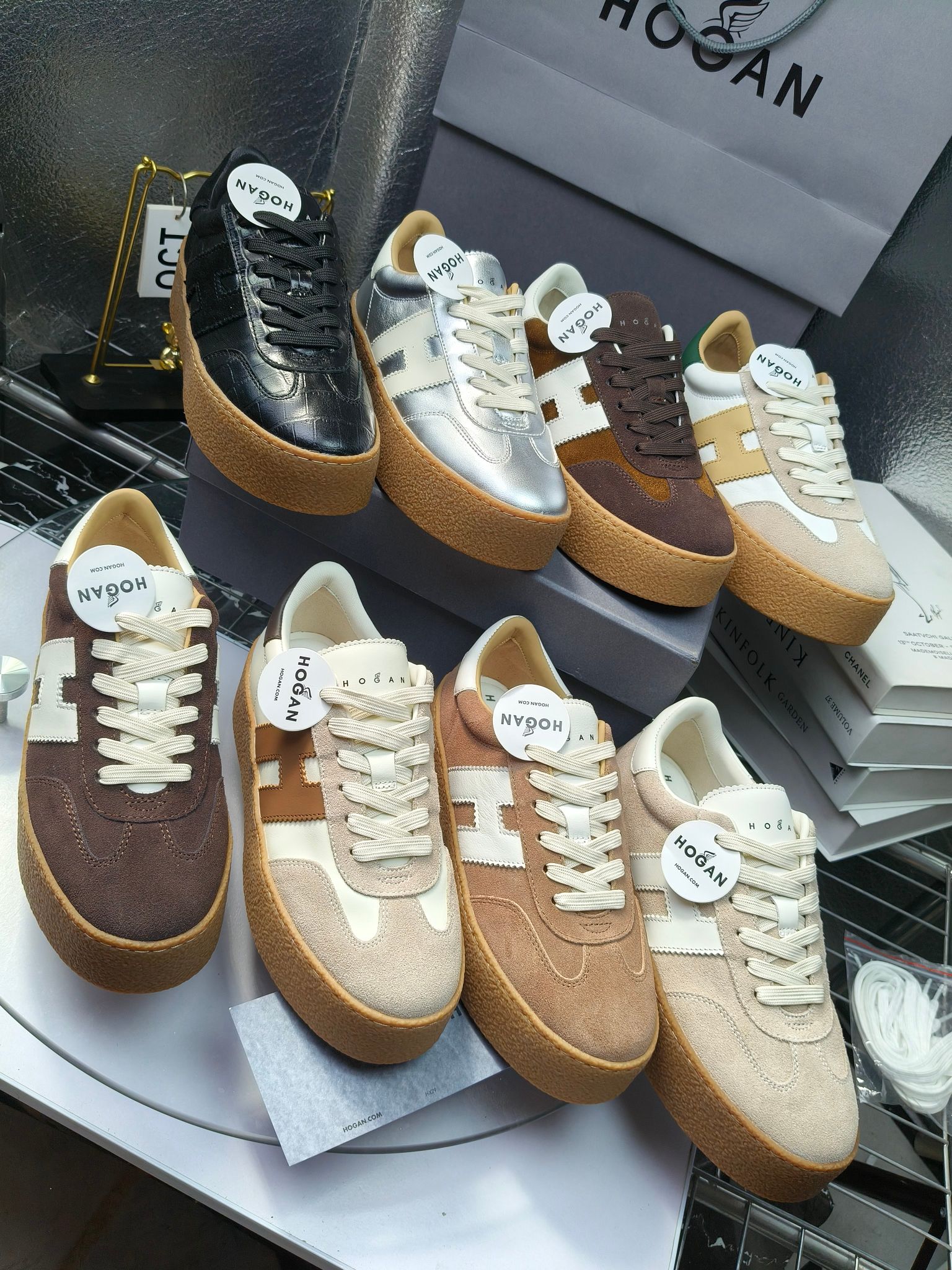 Hogan霍根 最新Platform系列H698 厚底 休闲 运动鞋 德训鞋
出厂280
原版购入开发 做货 这款Platform系列运动休闲鞋，线条勾绘，重构风格，释出飒爽步伐。巧妙糅合复古元素和都市时尚，鞋型简约利落又不失鲜明新意自我
配送精美包装🛍📦
▪️面料: 料采用金属牛皮，哑光细腻混种羊
▪️内里: 丝绸羊皮内里，透气毛巾布里，吸汗柔软。
▪️大底: 原版开模防滑橡胶大底
▪️底厚: 4.5CM（含半插内增高5.8）
▪️Size: 女款35-40