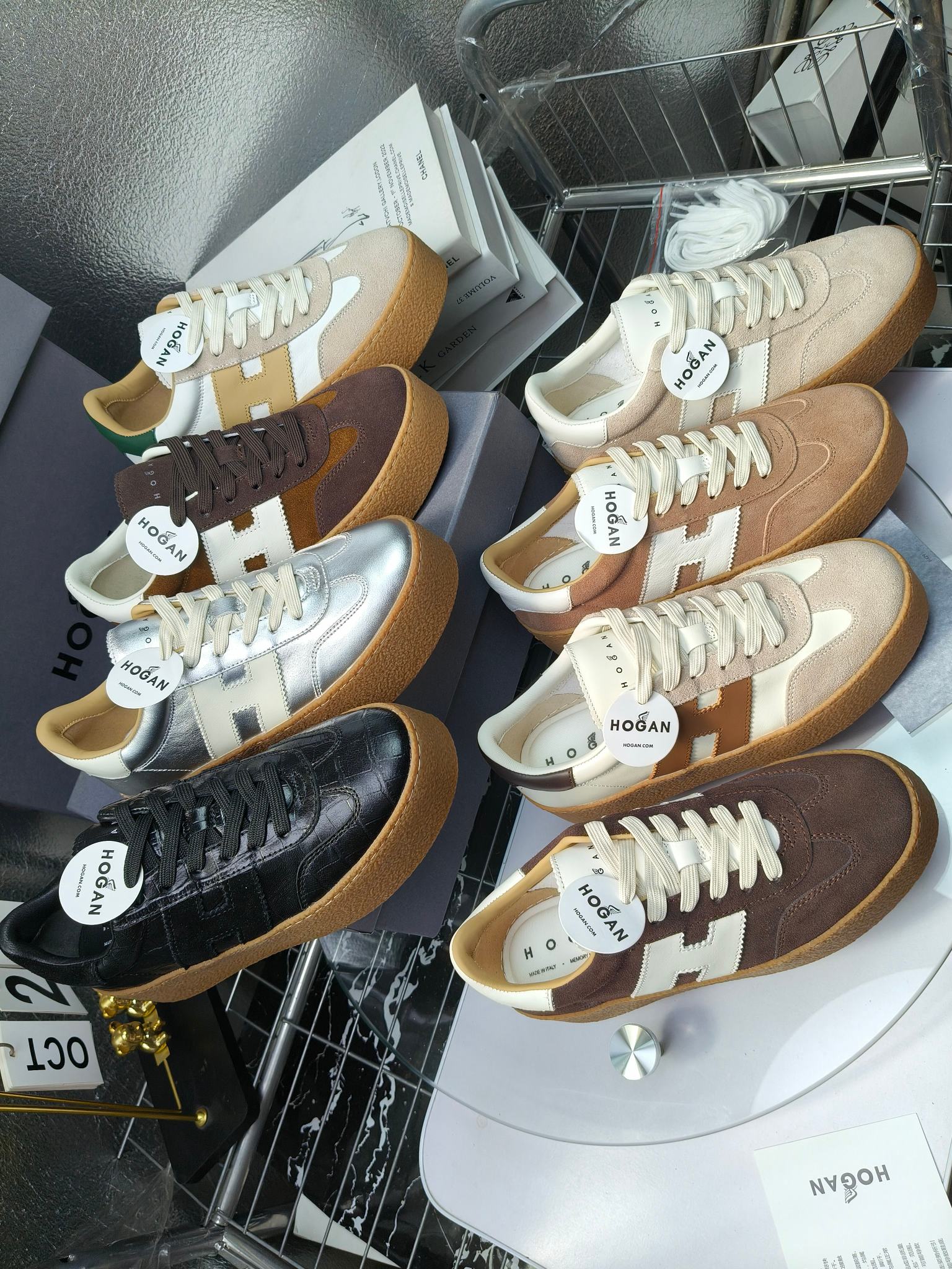 Hogan霍根 最新Platform系列H698 厚底 休闲 运动鞋 德训鞋
出厂280
原版购入开发 做货 这款Platform系列运动休闲鞋，线条勾绘，重构风格，释出飒爽步伐。巧妙糅合复古元素和都市时尚，鞋型简约利落又不失鲜明新意自我
配送精美包装🛍📦
▪️面料: 料采用金属牛皮，哑光细腻混种羊
▪️内里: 丝绸羊皮内里，透气毛巾布里，吸汗柔软。
▪️大底: 原版开模防滑橡胶大底
▪️底厚: 4.5CM（含半插内增高5.8）
▪️Size: 女款35-40