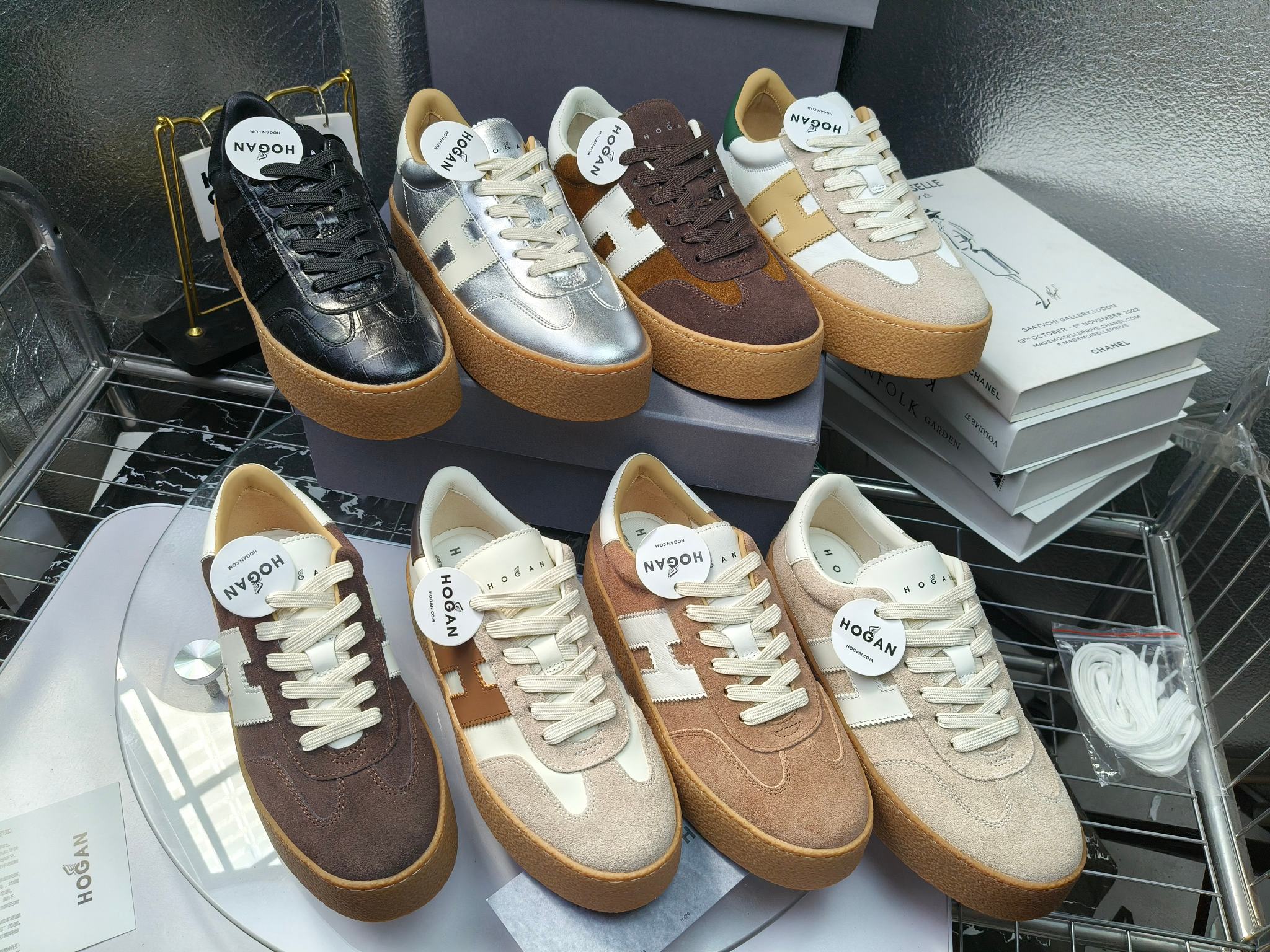 Hogan霍根 最新Platform系列H698 厚底 休闲 运动鞋 德训鞋
出厂280
原版购入开发 做货 这款Platform系列运动休闲鞋，线条勾绘，重构风格，释出飒爽步伐。巧妙糅合复古元素和都市时尚，鞋型简约利落又不失鲜明新意自我
配送精美包装🛍📦
▪️面料: 料采用金属牛皮，哑光细腻混种羊
▪️内里: 丝绸羊皮内里，透气毛巾布里，吸汗柔软。
▪️大底: 原版开模防滑橡胶大底
▪️底厚: 4.5CM（含半插内增高5.8）
▪️Size: 女款35-40