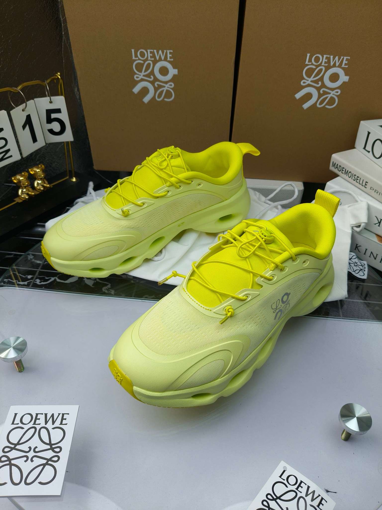 On X LOEWE
 第八季联名来袭，彩色昂跑活力再现，最新热门款💎
官方：昂跑联名情侣款 跑鞋
出240
   罗意威 xon 昂跑全新合作系列 时尚，品牌与瑞士高性能运动品牌on携手打造的此系列作品专为城市与户外生活而设，充分彰显蕴含可持续理念的科技品质。
由再生聚酯纤维和网眼布制成，采用独家橡胶鞋底，鞋侧印有loewe罗意威经典logo，饰有全覆盖贴缝细节。此次合作，将on昂跑专业技术和loewe罗意威的精湛工艺结合，运用在的制作和设计中，专为城市生活和户外运动打造。
码数：36-46（女41.男38.45.46定做）