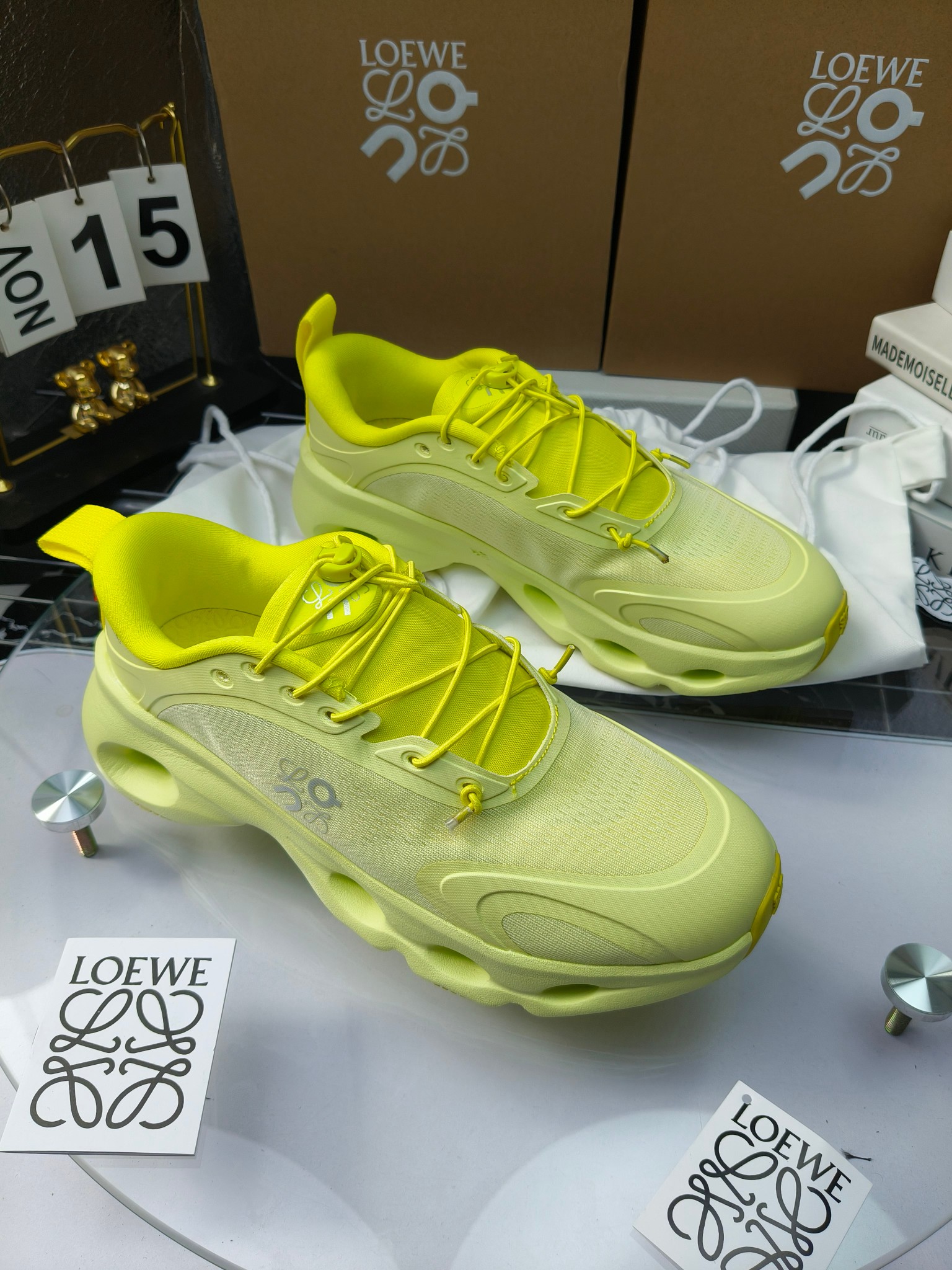 On X LOEWE
 第八季联名来袭，彩色昂跑活力再现，最新热门款💎
官方：昂跑联名情侣款 跑鞋
出240
   罗意威 xon 昂跑全新合作系列 时尚，品牌与瑞士高性能运动品牌on携手打造的此系列作品专为城市与户外生活而设，充分彰显蕴含可持续理念的科技品质。
由再生聚酯纤维和网眼布制成，采用独家橡胶鞋底，鞋侧印有loewe罗意威经典logo，饰有全覆盖贴缝细节。此次合作，将on昂跑专业技术和loewe罗意威的精湛工艺结合，运用在的制作和设计中，专为城市生活和户外运动打造。
码数：36-46（女41.男38.45.46定做）