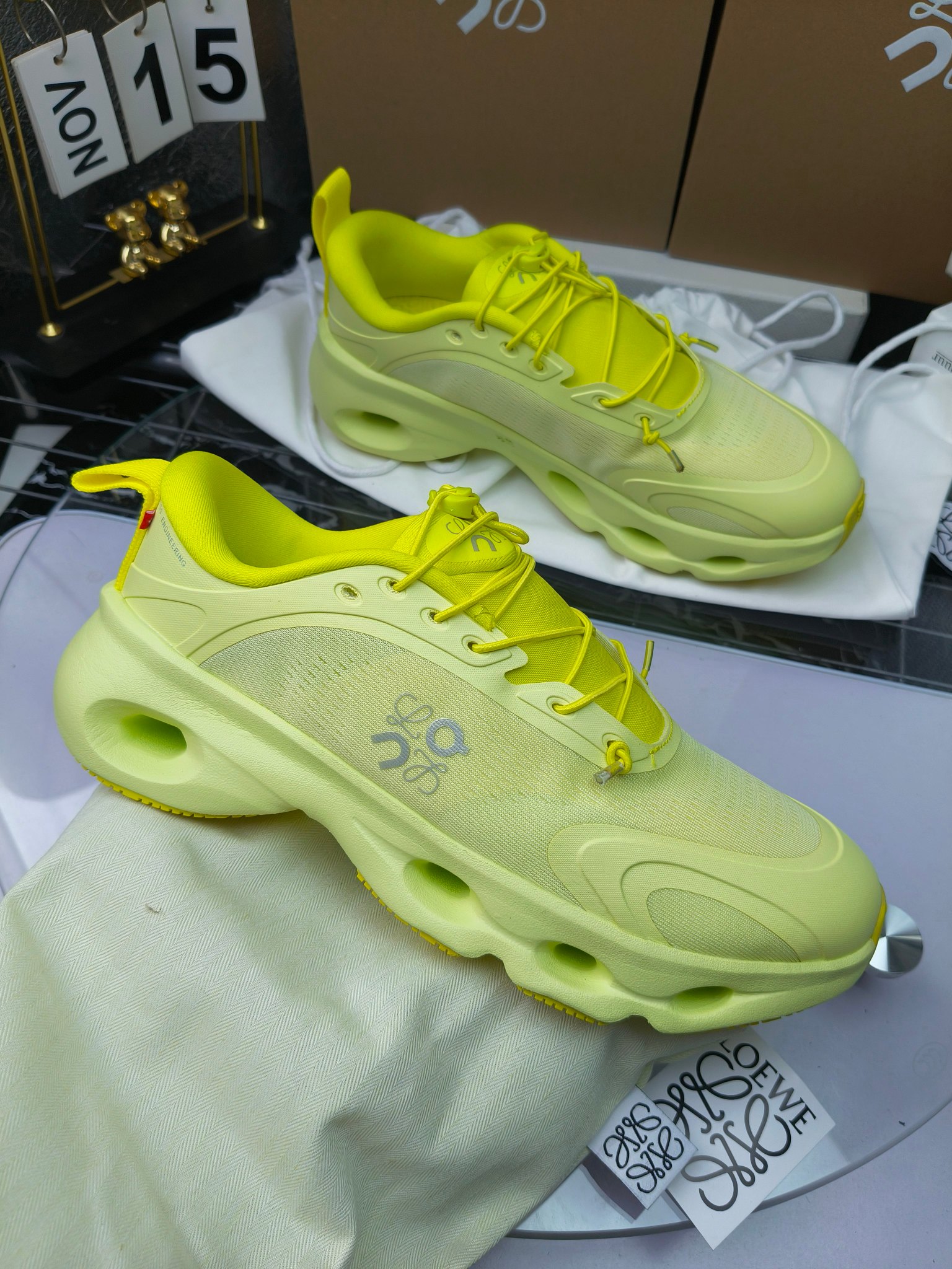 On X LOEWE
 第八季联名来袭，彩色昂跑活力再现，最新热门款💎
官方：昂跑联名情侣款 跑鞋
出240
   罗意威 xon 昂跑全新合作系列 时尚，品牌与瑞士高性能运动品牌on携手打造的此系列作品专为城市与户外生活而设，充分彰显蕴含可持续理念的科技品质。
由再生聚酯纤维和网眼布制成，采用独家橡胶鞋底，鞋侧印有loewe罗意威经典logo，饰有全覆盖贴缝细节。此次合作，将on昂跑专业技术和loewe罗意威的精湛工艺结合，运用在的制作和设计中，专为城市生活和户外运动打造。
码数：36-46（女41.男38.45.46定做）