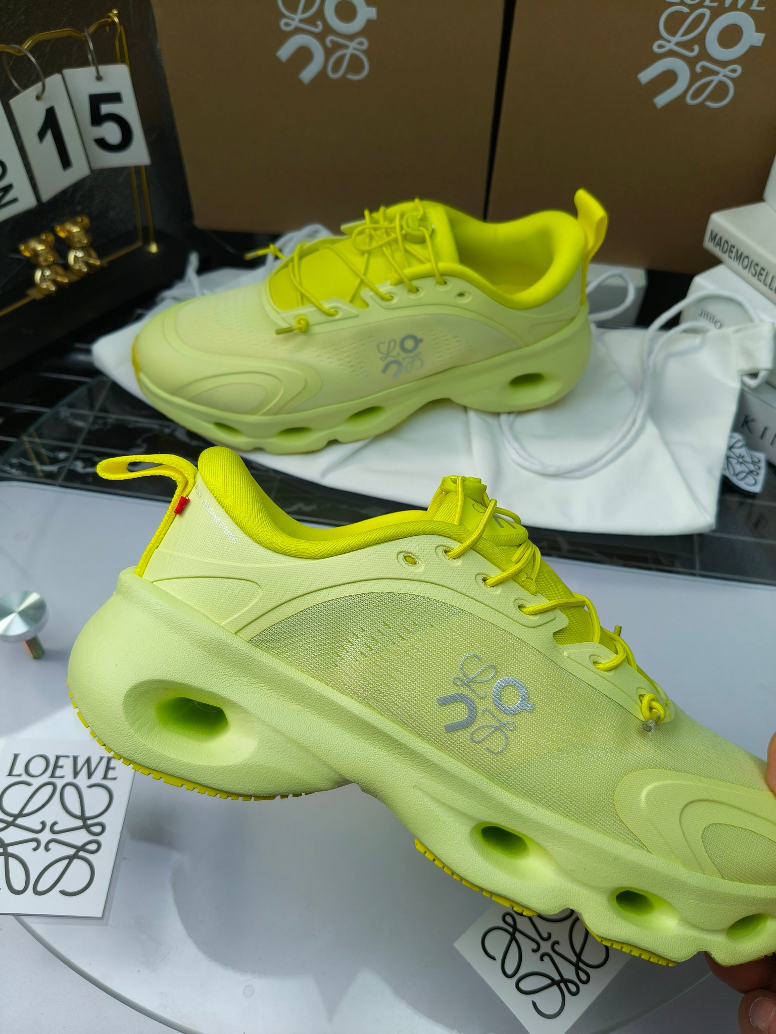 On X LOEWE
 第八季联名来袭，彩色昂跑活力再现，最新热门款💎
官方：昂跑联名情侣款 跑鞋
出240
   罗意威 xon 昂跑全新合作系列 时尚，品牌与瑞士高性能运动品牌on携手打造的此系列作品专为城市与户外生活而设，充分彰显蕴含可持续理念的科技品质。
由再生聚酯纤维和网眼布制成，采用独家橡胶鞋底，鞋侧印有loewe罗意威经典logo，饰有全覆盖贴缝细节。此次合作，将on昂跑专业技术和loewe罗意威的精湛工艺结合，运用在的制作和设计中，专为城市生活和户外运动打造。
码数：36-46（女41.男38.45.46定做）