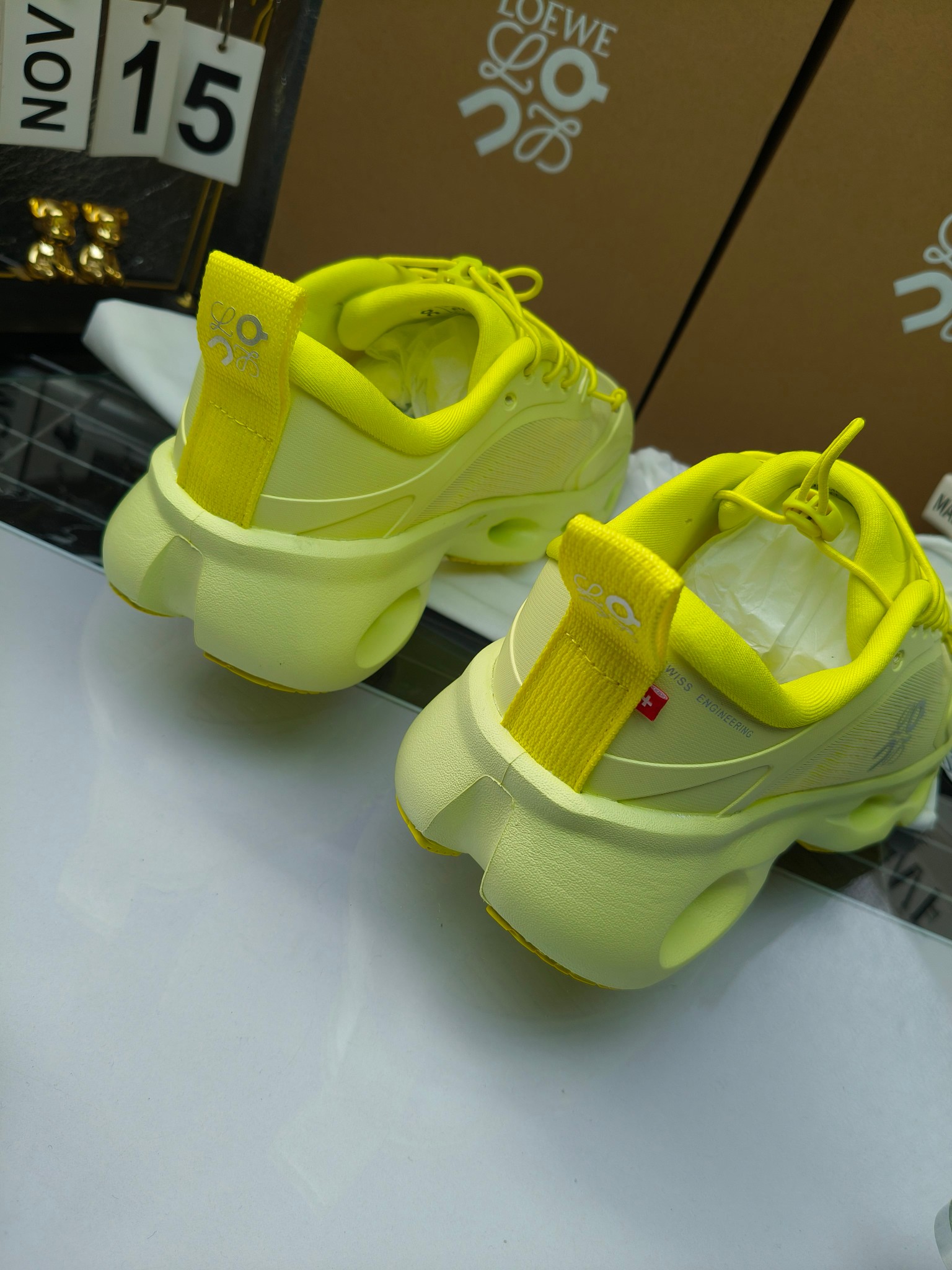 On X LOEWE
 第八季联名来袭，彩色昂跑活力再现，最新热门款💎
官方：昂跑联名情侣款 跑鞋
出240
   罗意威 xon 昂跑全新合作系列 时尚，品牌与瑞士高性能运动品牌on携手打造的此系列作品专为城市与户外生活而设，充分彰显蕴含可持续理念的科技品质。
由再生聚酯纤维和网眼布制成，采用独家橡胶鞋底，鞋侧印有loewe罗意威经典logo，饰有全覆盖贴缝细节。此次合作，将on昂跑专业技术和loewe罗意威的精湛工艺结合，运用在的制作和设计中，专为城市生活和户外运动打造。
码数：36-46（女41.男38.45.46定做）