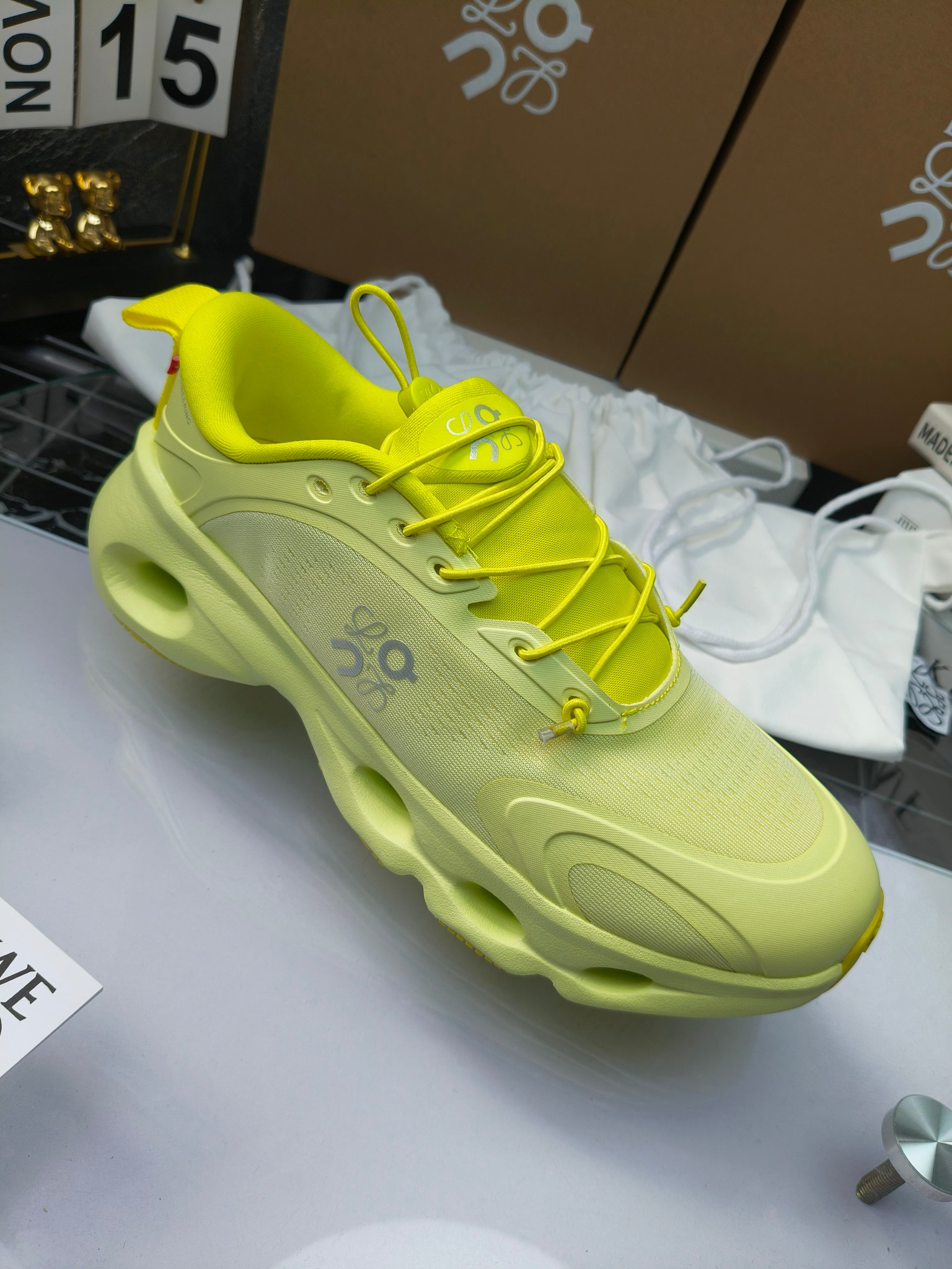 On X LOEWE
 第八季联名来袭，彩色昂跑活力再现，最新热门款💎
官方：昂跑联名情侣款 跑鞋
出240
   罗意威 xon 昂跑全新合作系列 时尚，品牌与瑞士高性能运动品牌on携手打造的此系列作品专为城市与户外生活而设，充分彰显蕴含可持续理念的科技品质。
由再生聚酯纤维和网眼布制成，采用独家橡胶鞋底，鞋侧印有loewe罗意威经典logo，饰有全覆盖贴缝细节。此次合作，将on昂跑专业技术和loewe罗意威的精湛工艺结合，运用在的制作和设计中，专为城市生活和户外运动打造。
码数：36-46（女41.男38.45.46定做）