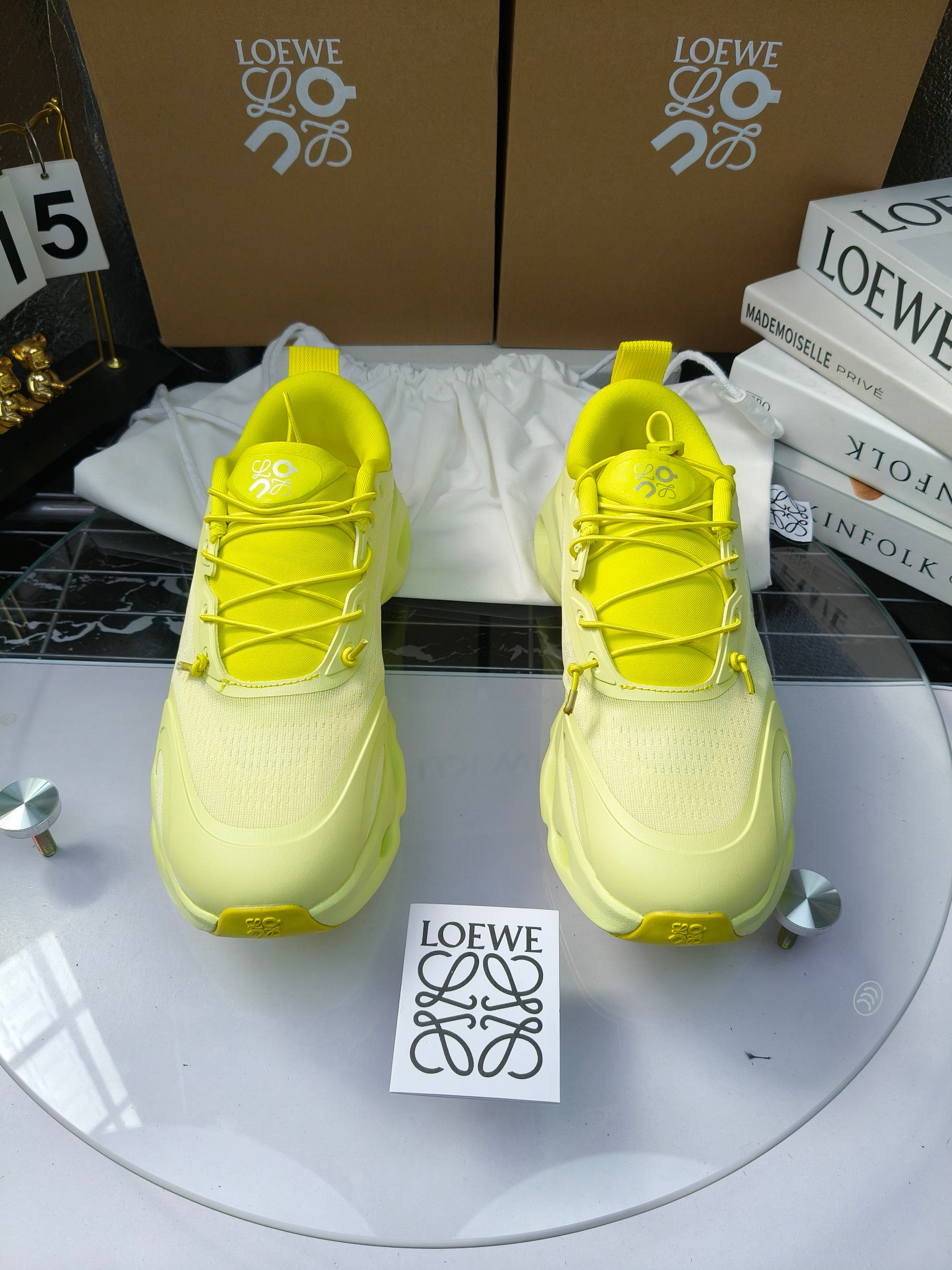 On X LOEWE
 第八季联名来袭，彩色昂跑活力再现，最新热门款💎
官方：昂跑联名情侣款 跑鞋
出240
   罗意威 xon 昂跑全新合作系列 时尚，品牌与瑞士高性能运动品牌on携手打造的此系列作品专为城市与户外生活而设，充分彰显蕴含可持续理念的科技品质。
由再生聚酯纤维和网眼布制成，采用独家橡胶鞋底，鞋侧印有loewe罗意威经典logo，饰有全覆盖贴缝细节。此次合作，将on昂跑专业技术和loewe罗意威的精湛工艺结合，运用在的制作和设计中，专为城市生活和户外运动打造。
码数：36-46（女41.男38.45.46定做）