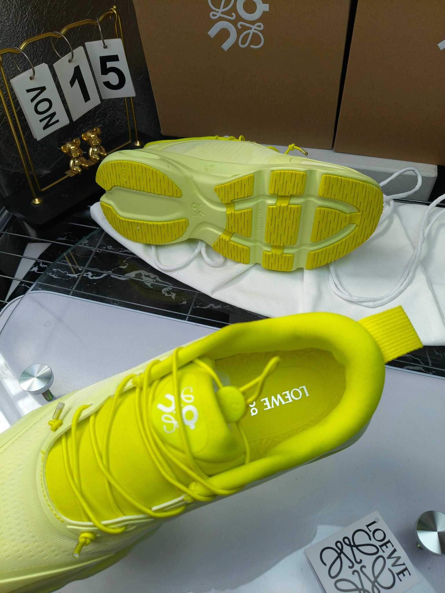 On X LOEWE
 第八季联名来袭，彩色昂跑活力再现，最新热门款💎
官方：昂跑联名情侣款 跑鞋
出240
   罗意威 xon 昂跑全新合作系列 时尚，品牌与瑞士高性能运动品牌on携手打造的此系列作品专为城市与户外生活而设，充分彰显蕴含可持续理念的科技品质。
由再生聚酯纤维和网眼布制成，采用独家橡胶鞋底，鞋侧印有loewe罗意威经典logo，饰有全覆盖贴缝细节。此次合作，将on昂跑专业技术和loewe罗意威的精湛工艺结合，运用在的制作和设计中，专为城市生活和户外运动打造。
码数：36-46（女41.男38.45.46定做）