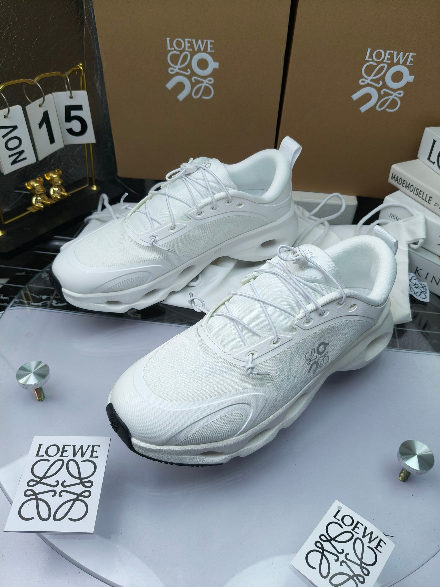 On X LOEWE
 第八季联名来袭，彩色昂跑活力再现，最新热门款💎
官方：昂跑联名情侣款 跑鞋
出240
   罗意威 xon 昂跑全新合作系列 时尚，品牌与瑞士高性能运动品牌on携手打造的此系列作品专为城市与户外生活而设，充分彰显蕴含可持续理念的科技品质。
由再生聚酯纤维和网眼布制成，采用独家橡胶鞋底，鞋侧印有loewe罗意威经典logo，饰有全覆盖贴缝细节。此次合作，将on昂跑专业技术和loewe罗意威的精湛工艺结合，运用在的制作和设计中，专为城市生活和户外运动打造。
码数：36-46（女41.男38.45.46定做）