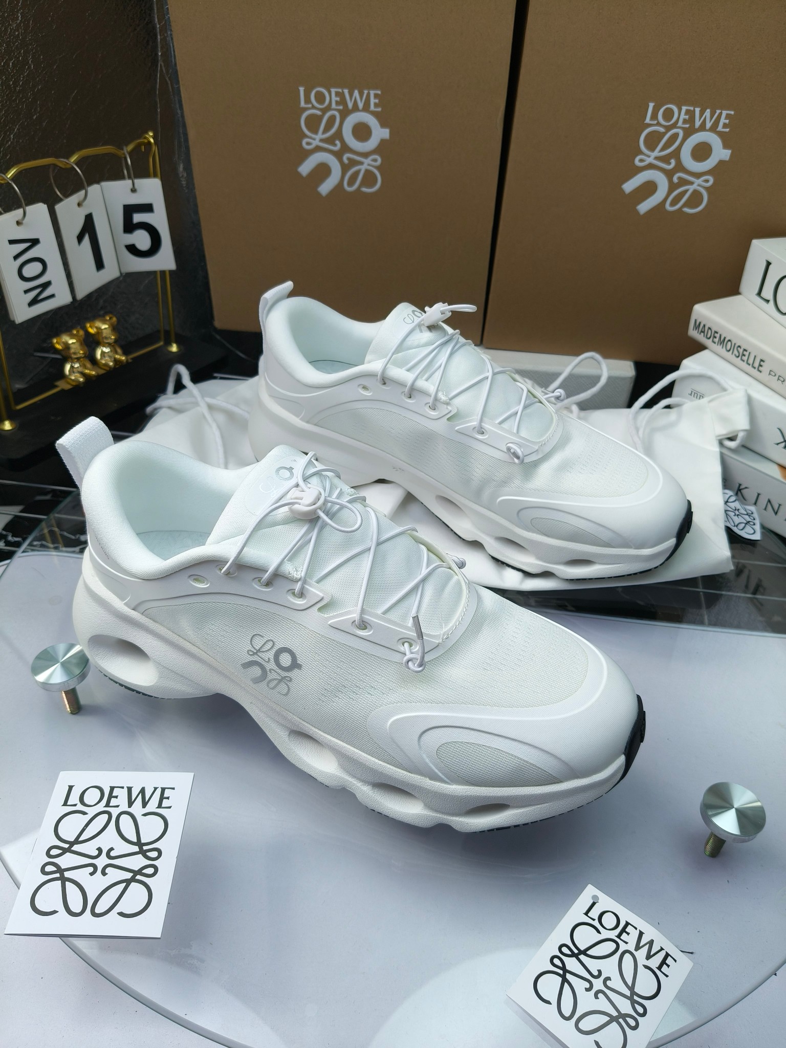 On X LOEWE
 第八季联名来袭，彩色昂跑活力再现，最新热门款💎
官方：昂跑联名情侣款 跑鞋
出240
   罗意威 xon 昂跑全新合作系列 时尚，品牌与瑞士高性能运动品牌on携手打造的此系列作品专为城市与户外生活而设，充分彰显蕴含可持续理念的科技品质。
由再生聚酯纤维和网眼布制成，采用独家橡胶鞋底，鞋侧印有loewe罗意威经典logo，饰有全覆盖贴缝细节。此次合作，将on昂跑专业技术和loewe罗意威的精湛工艺结合，运用在的制作和设计中，专为城市生活和户外运动打造。
码数：36-46（女41.男38.45.46定做）