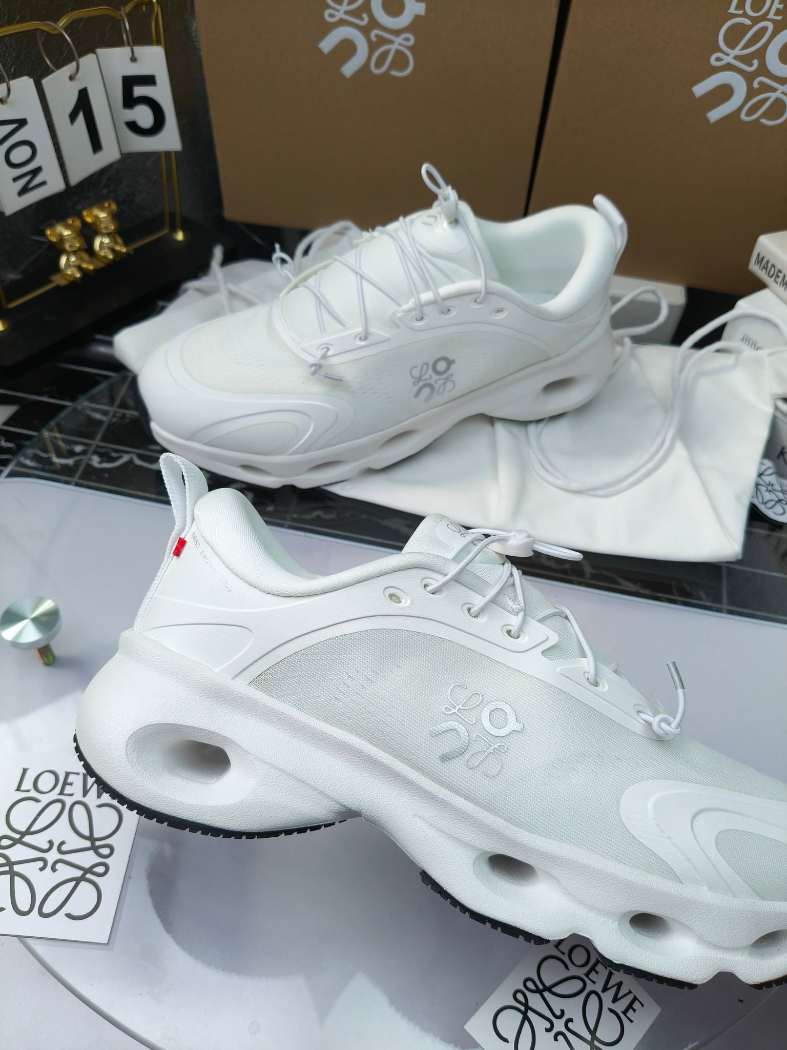 On X LOEWE
 第八季联名来袭，彩色昂跑活力再现，最新热门款💎
官方：昂跑联名情侣款 跑鞋
出240
   罗意威 xon 昂跑全新合作系列 时尚，品牌与瑞士高性能运动品牌on携手打造的此系列作品专为城市与户外生活而设，充分彰显蕴含可持续理念的科技品质。
由再生聚酯纤维和网眼布制成，采用独家橡胶鞋底，鞋侧印有loewe罗意威经典logo，饰有全覆盖贴缝细节。此次合作，将on昂跑专业技术和loewe罗意威的精湛工艺结合，运用在的制作和设计中，专为城市生活和户外运动打造。
码数：36-46（女41.男38.45.46定做）