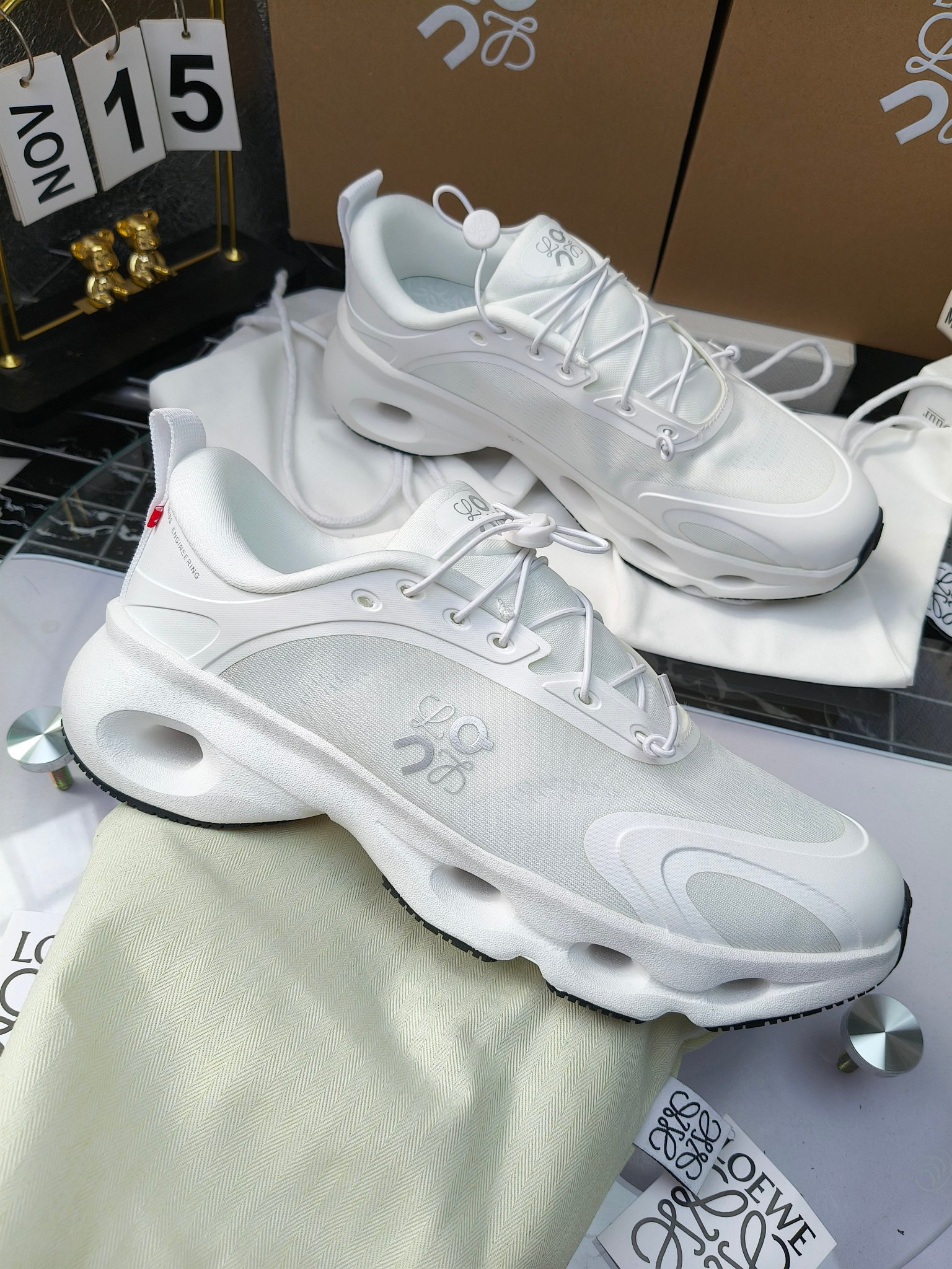 On X LOEWE
 第八季联名来袭，彩色昂跑活力再现，最新热门款💎
官方：昂跑联名情侣款 跑鞋
出240
   罗意威 xon 昂跑全新合作系列 时尚，品牌与瑞士高性能运动品牌on携手打造的此系列作品专为城市与户外生活而设，充分彰显蕴含可持续理念的科技品质。
由再生聚酯纤维和网眼布制成，采用独家橡胶鞋底，鞋侧印有loewe罗意威经典logo，饰有全覆盖贴缝细节。此次合作，将on昂跑专业技术和loewe罗意威的精湛工艺结合，运用在的制作和设计中，专为城市生活和户外运动打造。
码数：36-46（女41.男38.45.46定做）