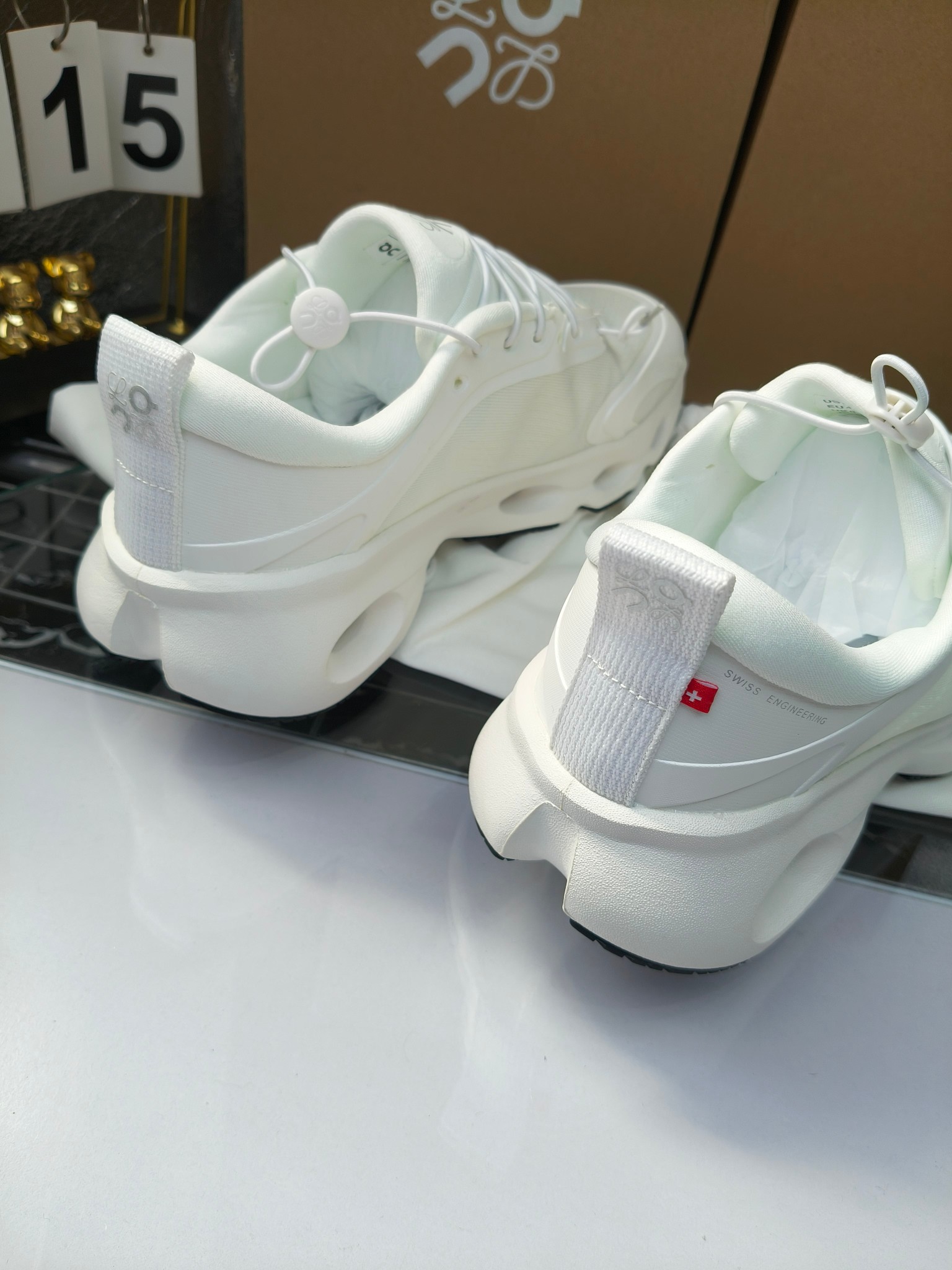 On X LOEWE
 第八季联名来袭，彩色昂跑活力再现，最新热门款💎
官方：昂跑联名情侣款 跑鞋
出240
   罗意威 xon 昂跑全新合作系列 时尚，品牌与瑞士高性能运动品牌on携手打造的此系列作品专为城市与户外生活而设，充分彰显蕴含可持续理念的科技品质。
由再生聚酯纤维和网眼布制成，采用独家橡胶鞋底，鞋侧印有loewe罗意威经典logo，饰有全覆盖贴缝细节。此次合作，将on昂跑专业技术和loewe罗意威的精湛工艺结合，运用在的制作和设计中，专为城市生活和户外运动打造。
码数：36-46（女41.男38.45.46定做）