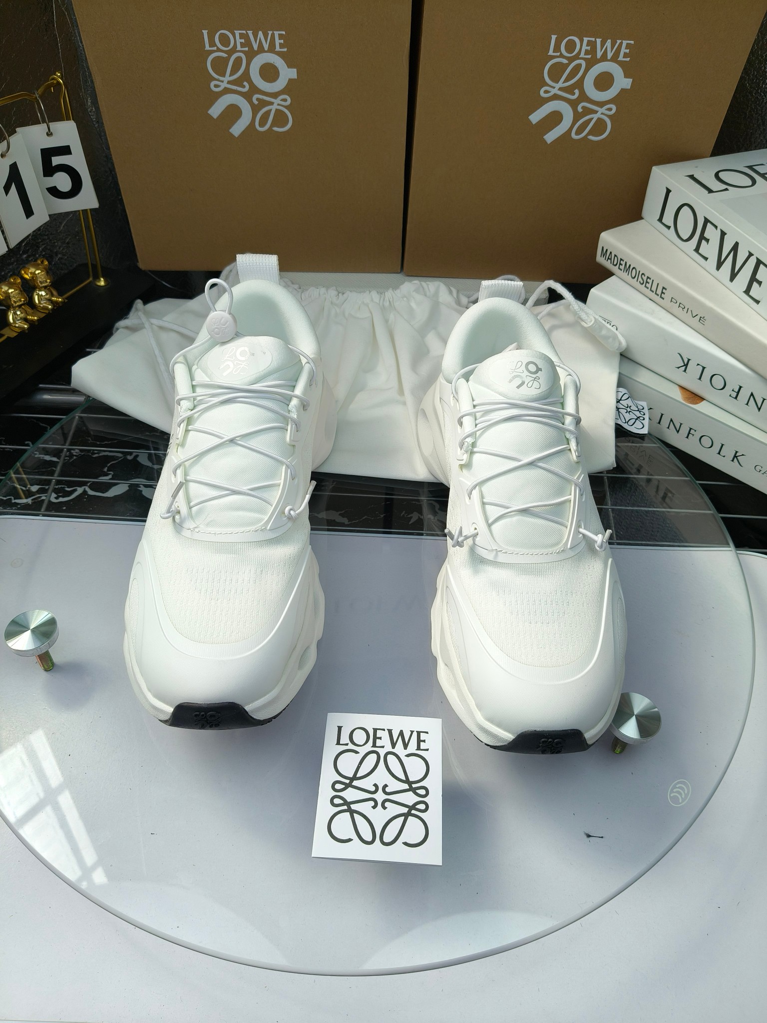 On X LOEWE
 第八季联名来袭，彩色昂跑活力再现，最新热门款💎
官方：昂跑联名情侣款 跑鞋
出240
   罗意威 xon 昂跑全新合作系列 时尚，品牌与瑞士高性能运动品牌on携手打造的此系列作品专为城市与户外生活而设，充分彰显蕴含可持续理念的科技品质。
由再生聚酯纤维和网眼布制成，采用独家橡胶鞋底，鞋侧印有loewe罗意威经典logo，饰有全覆盖贴缝细节。此次合作，将on昂跑专业技术和loewe罗意威的精湛工艺结合，运用在的制作和设计中，专为城市生活和户外运动打造。
码数：36-46（女41.男38.45.46定做）