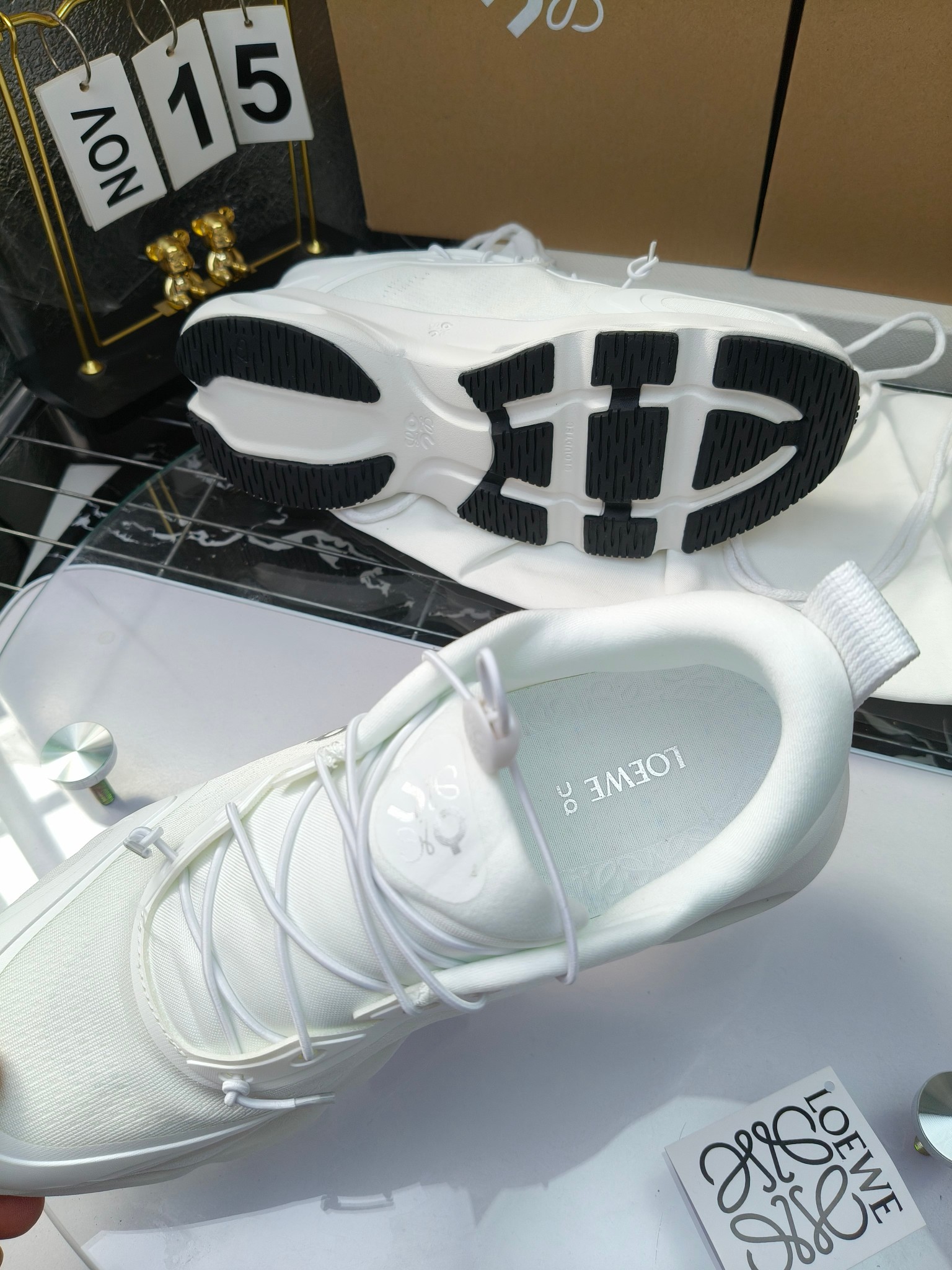 On X LOEWE
 第八季联名来袭，彩色昂跑活力再现，最新热门款💎
官方：昂跑联名情侣款 跑鞋
出240
   罗意威 xon 昂跑全新合作系列 时尚，品牌与瑞士高性能运动品牌on携手打造的此系列作品专为城市与户外生活而设，充分彰显蕴含可持续理念的科技品质。
由再生聚酯纤维和网眼布制成，采用独家橡胶鞋底，鞋侧印有loewe罗意威经典logo，饰有全覆盖贴缝细节。此次合作，将on昂跑专业技术和loewe罗意威的精湛工艺结合，运用在的制作和设计中，专为城市生活和户外运动打造。
码数：36-46（女41.男38.45.46定做）