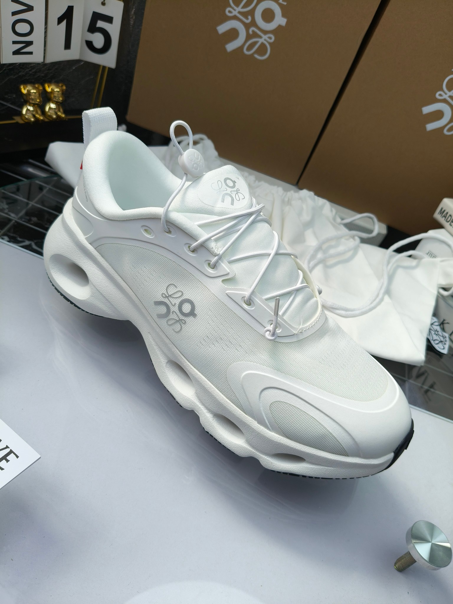 On X LOEWE
 第八季联名来袭，彩色昂跑活力再现，最新热门款💎
官方：昂跑联名情侣款 跑鞋
出240
   罗意威 xon 昂跑全新合作系列 时尚，品牌与瑞士高性能运动品牌on携手打造的此系列作品专为城市与户外生活而设，充分彰显蕴含可持续理念的科技品质。
由再生聚酯纤维和网眼布制成，采用独家橡胶鞋底，鞋侧印有loewe罗意威经典logo，饰有全覆盖贴缝细节。此次合作，将on昂跑专业技术和loewe罗意威的精湛工艺结合，运用在的制作和设计中，专为城市生活和户外运动打造。
码数：36-46（女41.男38.45.46定做）