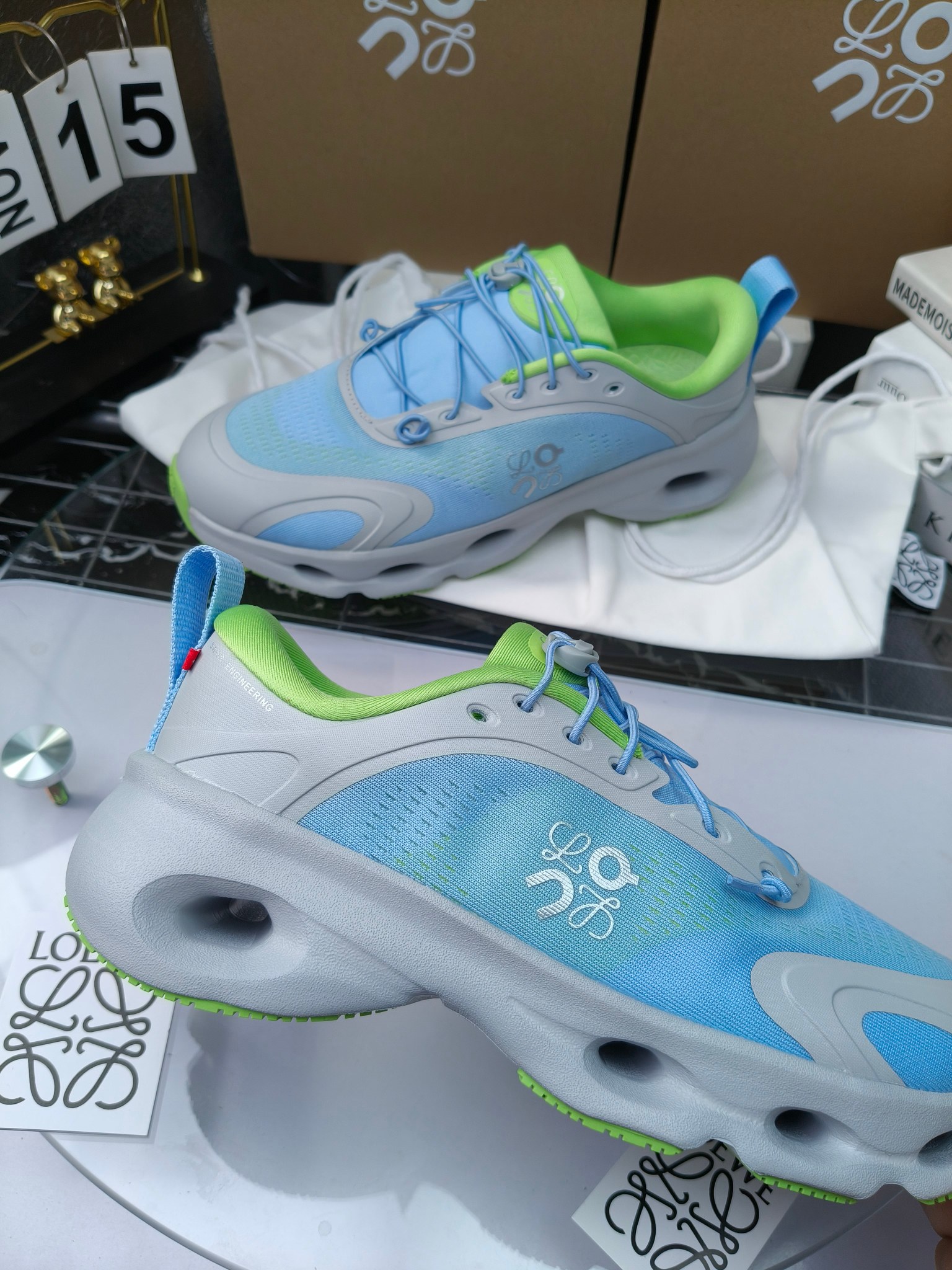 On X LOEWE
 第八季联名来袭，彩色昂跑活力再现，最新热门款💎
官方：昂跑联名情侣款 跑鞋
出240
   罗意威 xon 昂跑全新合作系列 时尚，品牌与瑞士高性能运动品牌on携手打造的此系列作品专为城市与户外生活而设，充分彰显蕴含可持续理念的科技品质。
由再生聚酯纤维和网眼布制成，采用独家橡胶鞋底，鞋侧印有loewe罗意威经典logo，饰有全覆盖贴缝细节。此次合作，将on昂跑专业技术和loewe罗意威的精湛工艺结合，运用在的制作和设计中，专为城市生活和户外运动打造。
码数：36-46（女41.男38.45.46定做）