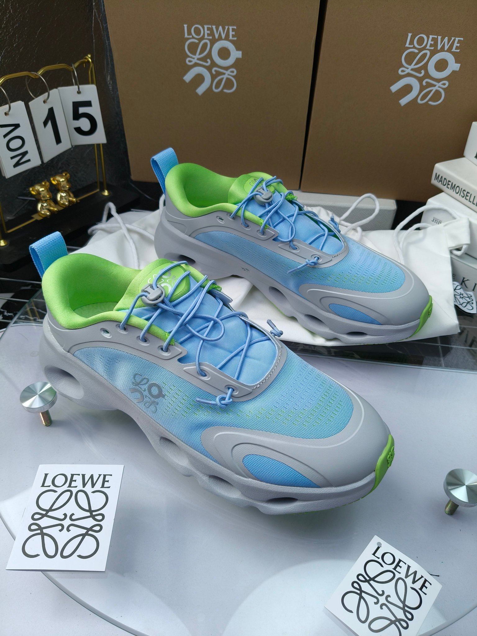 On X LOEWE
 第八季联名来袭，彩色昂跑活力再现，最新热门款💎
官方：昂跑联名情侣款 跑鞋
出240
   罗意威 xon 昂跑全新合作系列 时尚，品牌与瑞士高性能运动品牌on携手打造的此系列作品专为城市与户外生活而设，充分彰显蕴含可持续理念的科技品质。
由再生聚酯纤维和网眼布制成，采用独家橡胶鞋底，鞋侧印有loewe罗意威经典logo，饰有全覆盖贴缝细节。此次合作，将on昂跑专业技术和loewe罗意威的精湛工艺结合，运用在的制作和设计中，专为城市生活和户外运动打造。
码数：36-46（女41.男38.45.46定做）