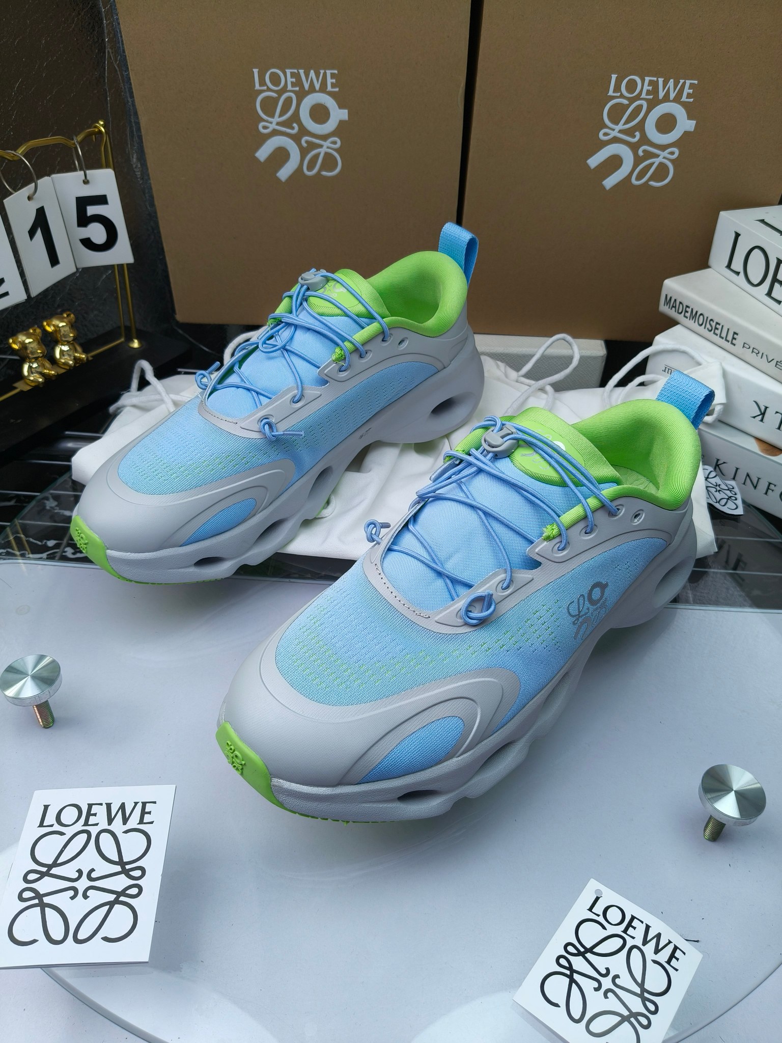 On X LOEWE
 第八季联名来袭，彩色昂跑活力再现，最新热门款💎
官方：昂跑联名情侣款 跑鞋
出240
   罗意威 xon 昂跑全新合作系列 时尚，品牌与瑞士高性能运动品牌on携手打造的此系列作品专为城市与户外生活而设，充分彰显蕴含可持续理念的科技品质。
由再生聚酯纤维和网眼布制成，采用独家橡胶鞋底，鞋侧印有loewe罗意威经典logo，饰有全覆盖贴缝细节。此次合作，将on昂跑专业技术和loewe罗意威的精湛工艺结合，运用在的制作和设计中，专为城市生活和户外运动打造。
码数：36-46（女41.男38.45.46定做）