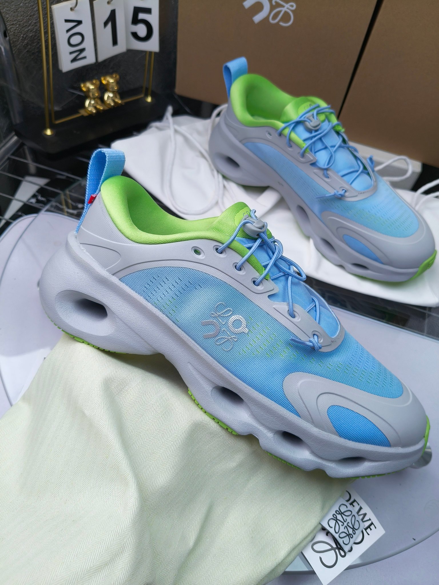 On X LOEWE
 第八季联名来袭，彩色昂跑活力再现，最新热门款💎
官方：昂跑联名情侣款 跑鞋
出240
   罗意威 xon 昂跑全新合作系列 时尚，品牌与瑞士高性能运动品牌on携手打造的此系列作品专为城市与户外生活而设，充分彰显蕴含可持续理念的科技品质。
由再生聚酯纤维和网眼布制成，采用独家橡胶鞋底，鞋侧印有loewe罗意威经典logo，饰有全覆盖贴缝细节。此次合作，将on昂跑专业技术和loewe罗意威的精湛工艺结合，运用在的制作和设计中，专为城市生活和户外运动打造。
码数：36-46（女41.男38.45.46定做）