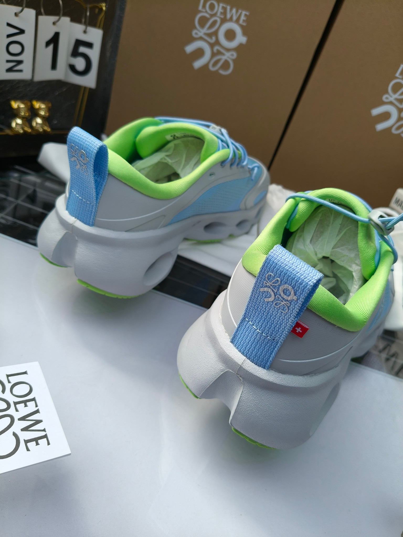 On X LOEWE
 第八季联名来袭，彩色昂跑活力再现，最新热门款💎
官方：昂跑联名情侣款 跑鞋
出240
   罗意威 xon 昂跑全新合作系列 时尚，品牌与瑞士高性能运动品牌on携手打造的此系列作品专为城市与户外生活而设，充分彰显蕴含可持续理念的科技品质。
由再生聚酯纤维和网眼布制成，采用独家橡胶鞋底，鞋侧印有loewe罗意威经典logo，饰有全覆盖贴缝细节。此次合作，将on昂跑专业技术和loewe罗意威的精湛工艺结合，运用在的制作和设计中，专为城市生活和户外运动打造。
码数：36-46（女41.男38.45.46定做）