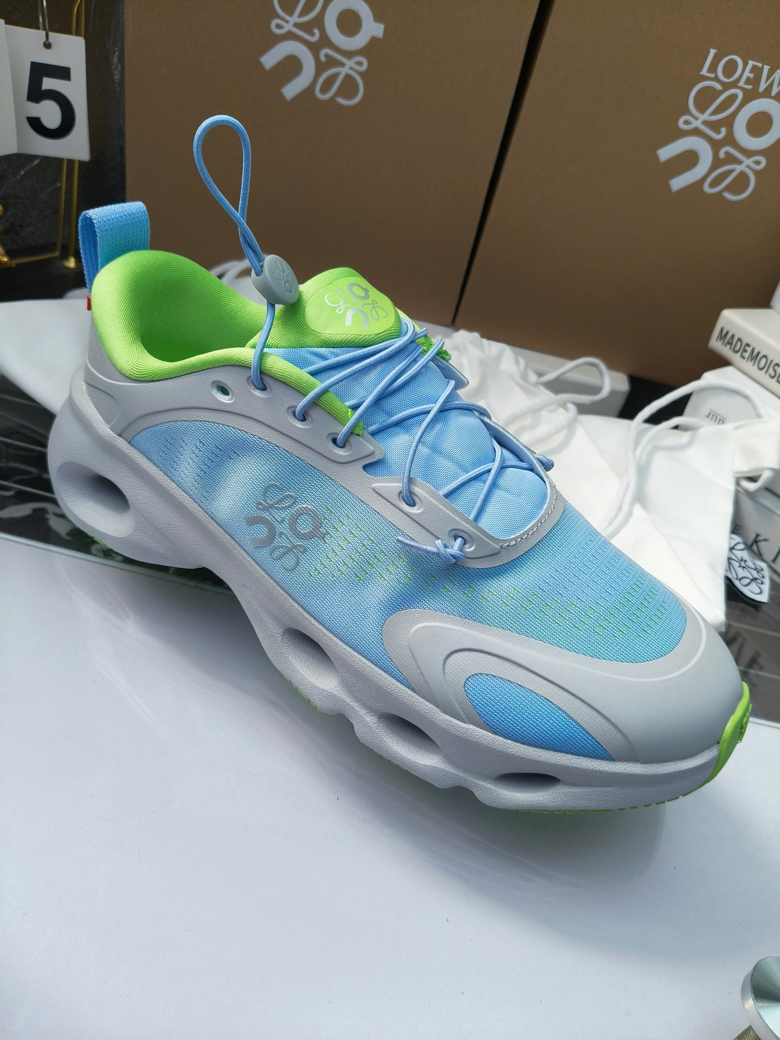 On X LOEWE
 第八季联名来袭，彩色昂跑活力再现，最新热门款💎
官方：昂跑联名情侣款 跑鞋
出240
   罗意威 xon 昂跑全新合作系列 时尚，品牌与瑞士高性能运动品牌on携手打造的此系列作品专为城市与户外生活而设，充分彰显蕴含可持续理念的科技品质。
由再生聚酯纤维和网眼布制成，采用独家橡胶鞋底，鞋侧印有loewe罗意威经典logo，饰有全覆盖贴缝细节。此次合作，将on昂跑专业技术和loewe罗意威的精湛工艺结合，运用在的制作和设计中，专为城市生活和户外运动打造。
码数：36-46（女41.男38.45.46定做）