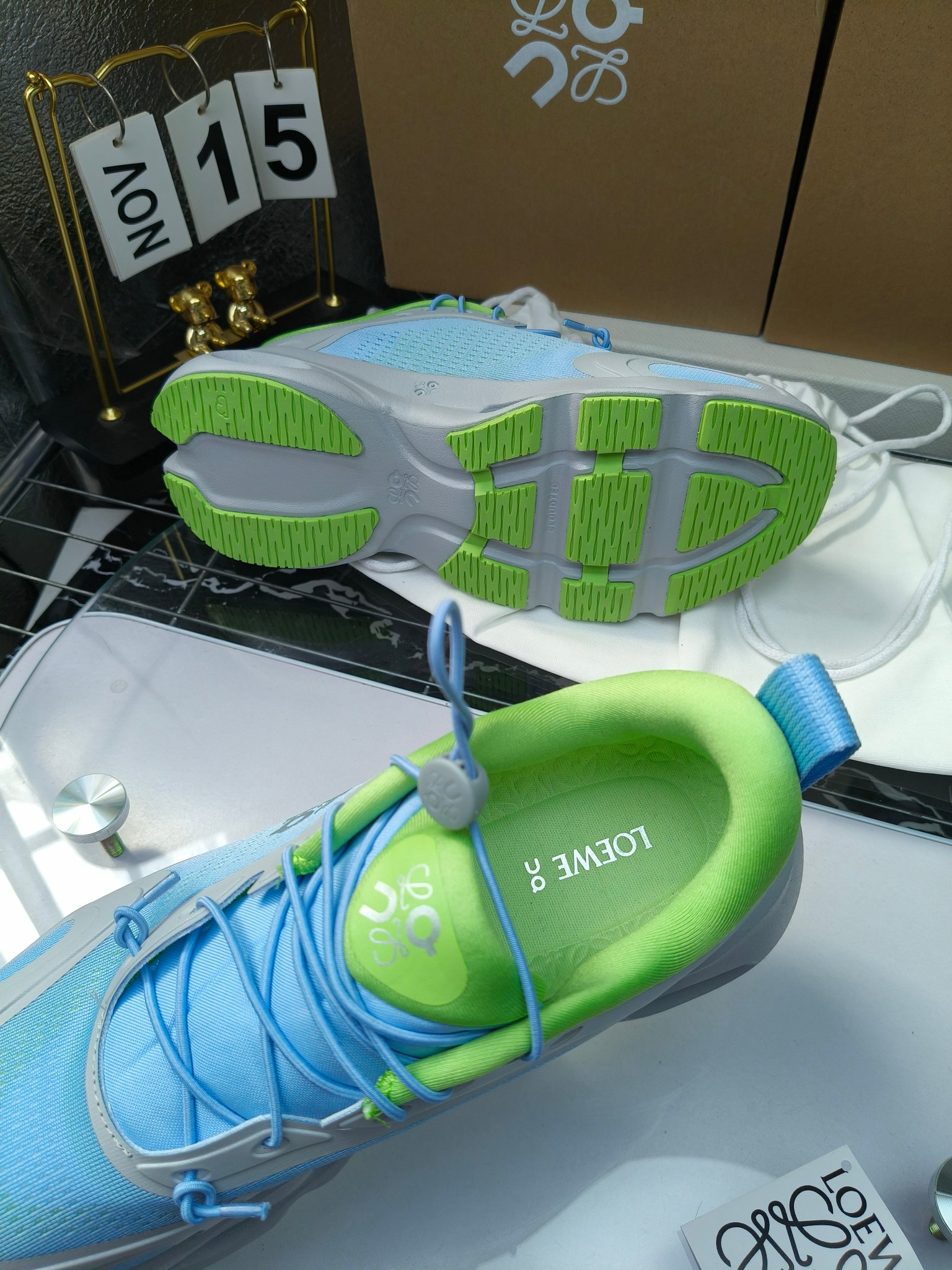 On X LOEWE
 第八季联名来袭，彩色昂跑活力再现，最新热门款💎
官方：昂跑联名情侣款 跑鞋
出240
   罗意威 xon 昂跑全新合作系列 时尚，品牌与瑞士高性能运动品牌on携手打造的此系列作品专为城市与户外生活而设，充分彰显蕴含可持续理念的科技品质。
由再生聚酯纤维和网眼布制成，采用独家橡胶鞋底，鞋侧印有loewe罗意威经典logo，饰有全覆盖贴缝细节。此次合作，将on昂跑专业技术和loewe罗意威的精湛工艺结合，运用在的制作和设计中，专为城市生活和户外运动打造。
码数：36-46（女41.男38.45.46定做）