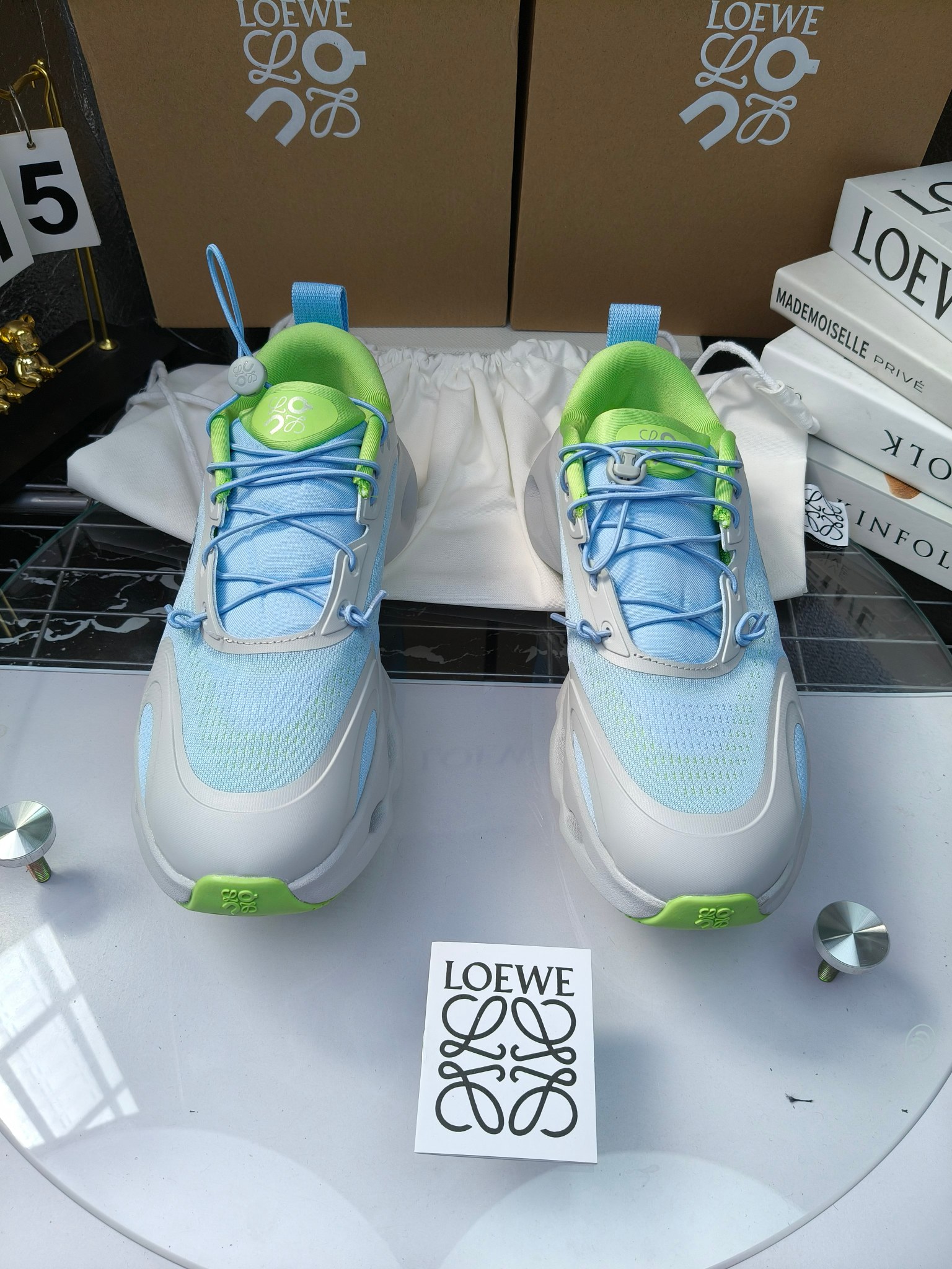 On X LOEWE
 第八季联名来袭，彩色昂跑活力再现，最新热门款💎
官方：昂跑联名情侣款 跑鞋
出240
   罗意威 xon 昂跑全新合作系列 时尚，品牌与瑞士高性能运动品牌on携手打造的此系列作品专为城市与户外生活而设，充分彰显蕴含可持续理念的科技品质。
由再生聚酯纤维和网眼布制成，采用独家橡胶鞋底，鞋侧印有loewe罗意威经典logo，饰有全覆盖贴缝细节。此次合作，将on昂跑专业技术和loewe罗意威的精湛工艺结合，运用在的制作和设计中，专为城市生活和户外运动打造。
码数：36-46（女41.男38.45.46定做）