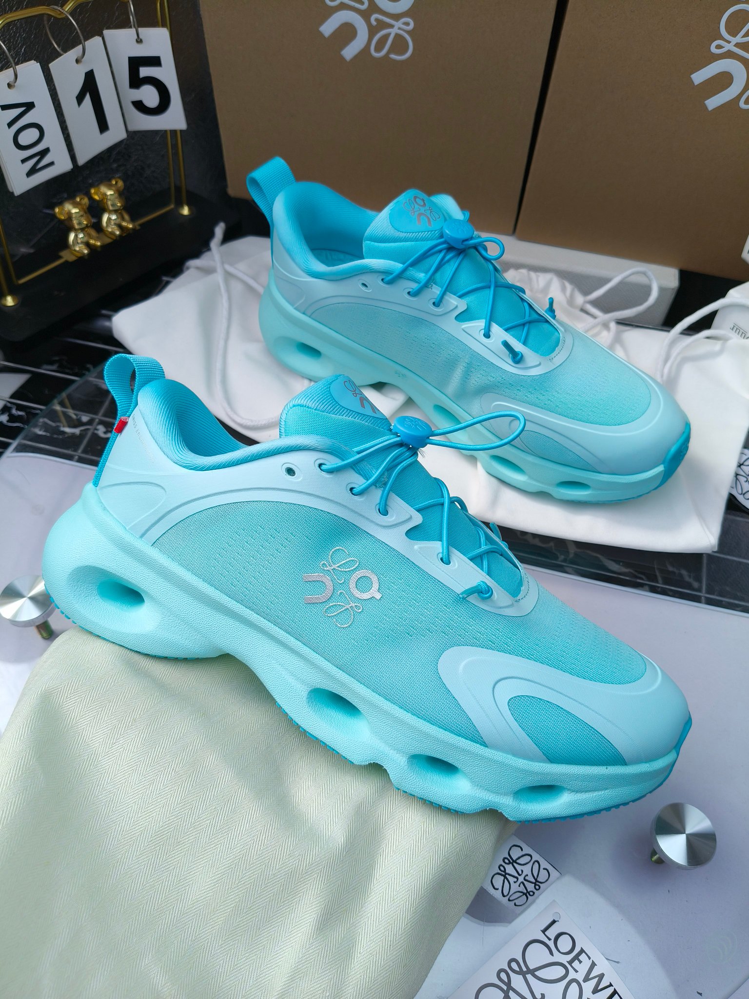 On X LOEWE
 第八季联名来袭，彩色昂跑活力再现，最新热门款💎
官方：昂跑联名情侣款 跑鞋
出240
   罗意威 xon 昂跑全新合作系列 时尚，品牌与瑞士高性能运动品牌on携手打造的此系列作品专为城市与户外生活而设，充分彰显蕴含可持续理念的科技品质。
由再生聚酯纤维和网眼布制成，采用独家橡胶鞋底，鞋侧印有loewe罗意威经典logo，饰有全覆盖贴缝细节。此次合作，将on昂跑专业技术和loewe罗意威的精湛工艺结合，运用在的制作和设计中，专为城市生活和户外运动打造。
码数：36-46（女41.男38.45.46定做）